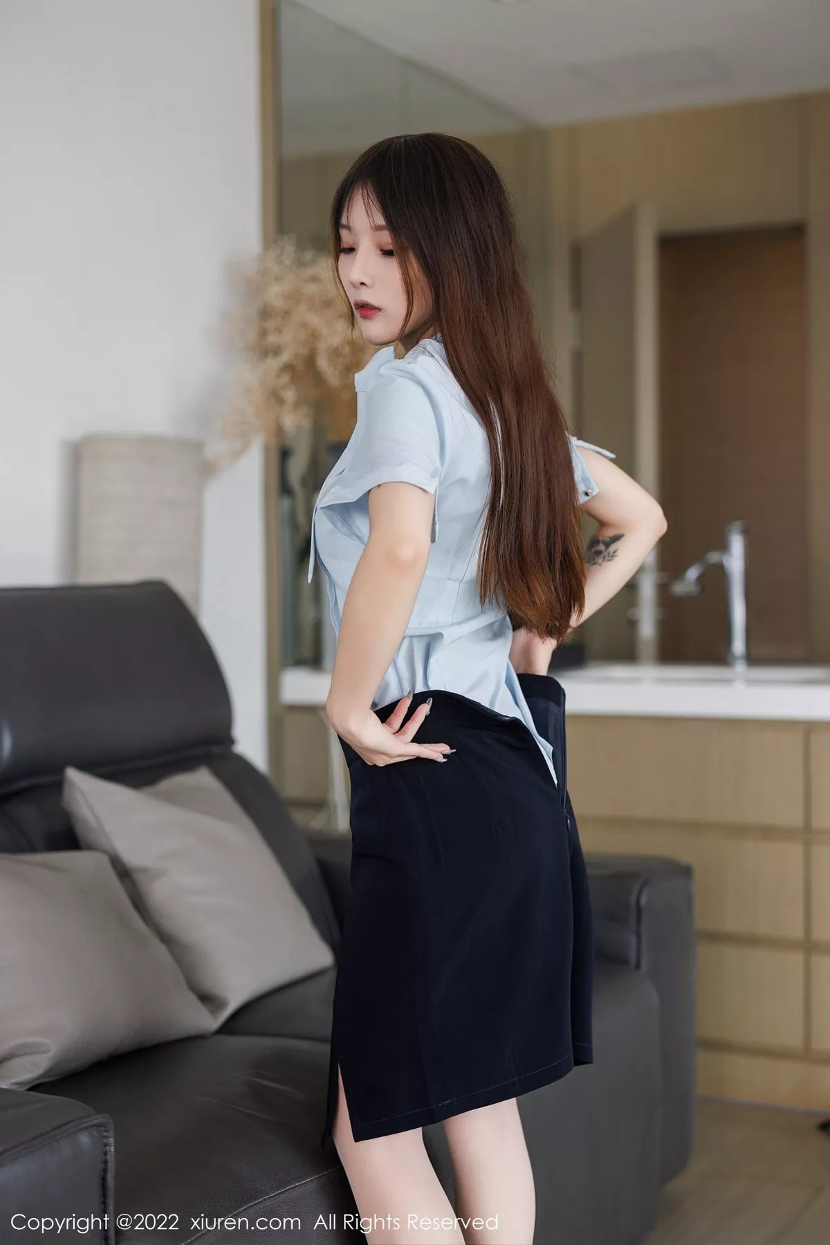 秀人集.com_[XiuRen秀人网]No.5340_模特七七kiko淡蓝T配黑短裙露白色蕾丝内衣配超薄肉丝诱惑写真56P
