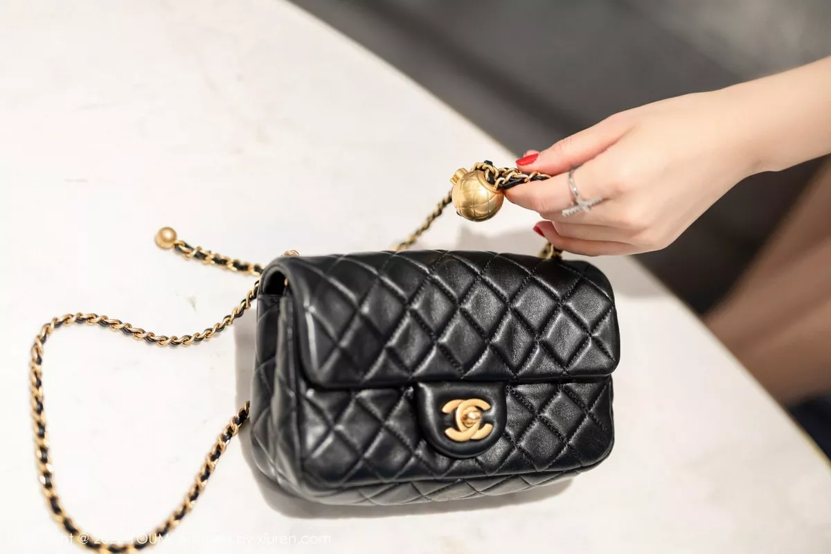 秀人集.com_[YouMi尤蜜荟]Vol.832_女神奶瓶土肥圆白色镂空收身上衣配黑短裙露原色丝袜诱惑写真99P