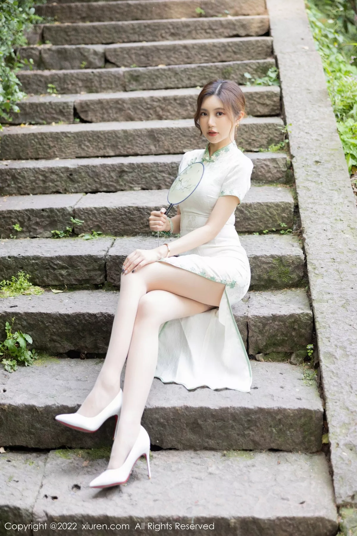 秀人集.com_[XiuRen秀人网]No.5468_女神绮里嘉海南心愿旅拍户外性感白色旗袍配原色丝袜诱惑写真92P