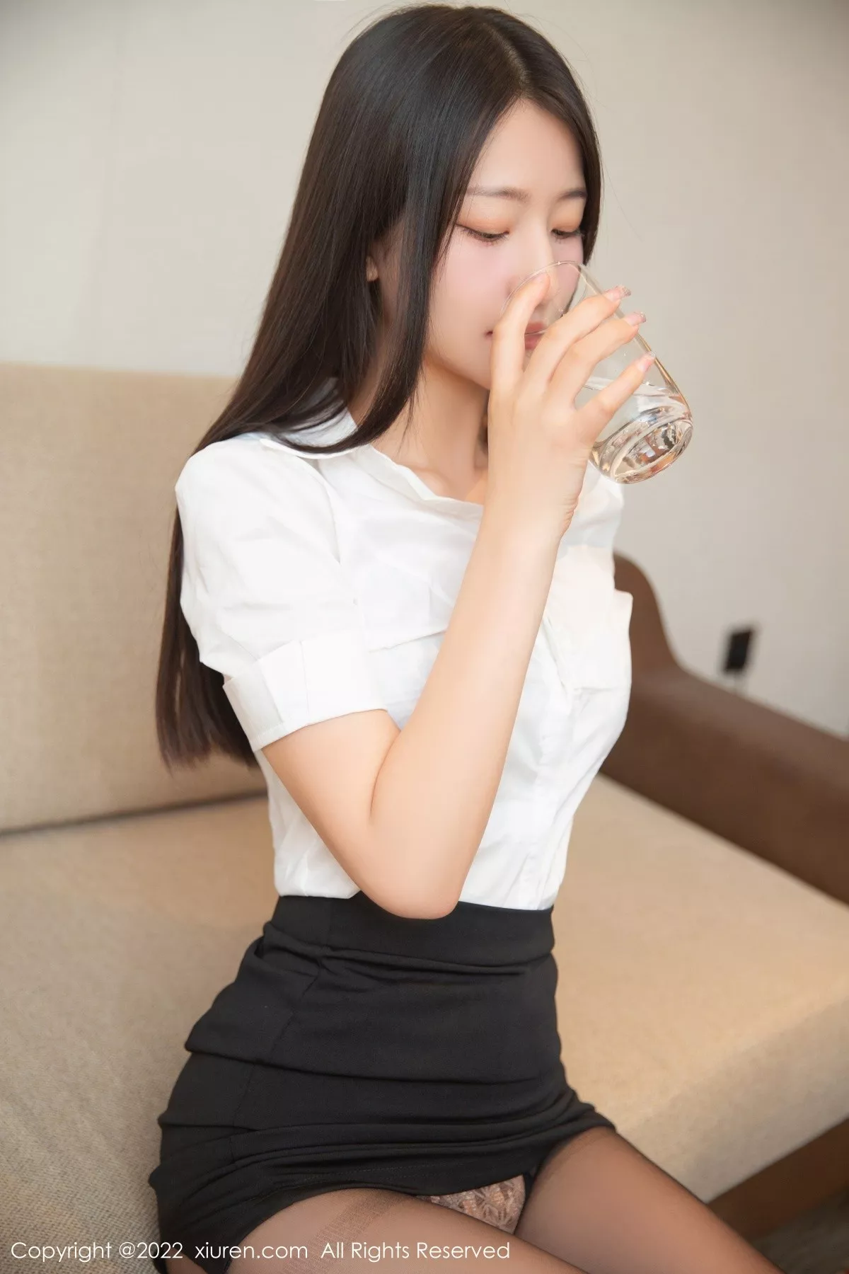 秀人集.com_[XiuRen秀人网]No.5464_模特熊小诺性感白T配黑短裙半脱露豹纹内衣配开档黑丝诱惑写真82P