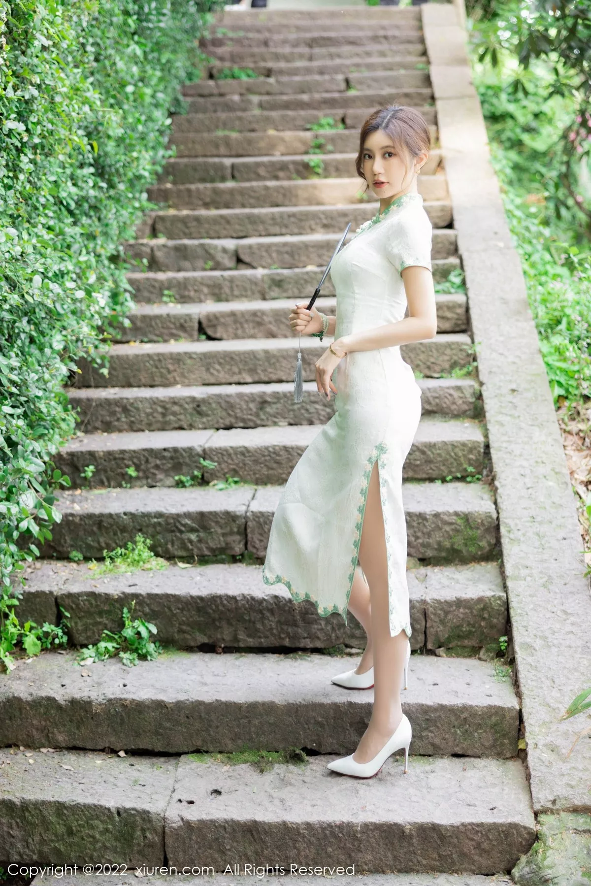 秀人集.com_[XiuRen秀人网]No.5468_女神绮里嘉海南心愿旅拍户外性感白色旗袍配原色丝袜诱惑写真92P