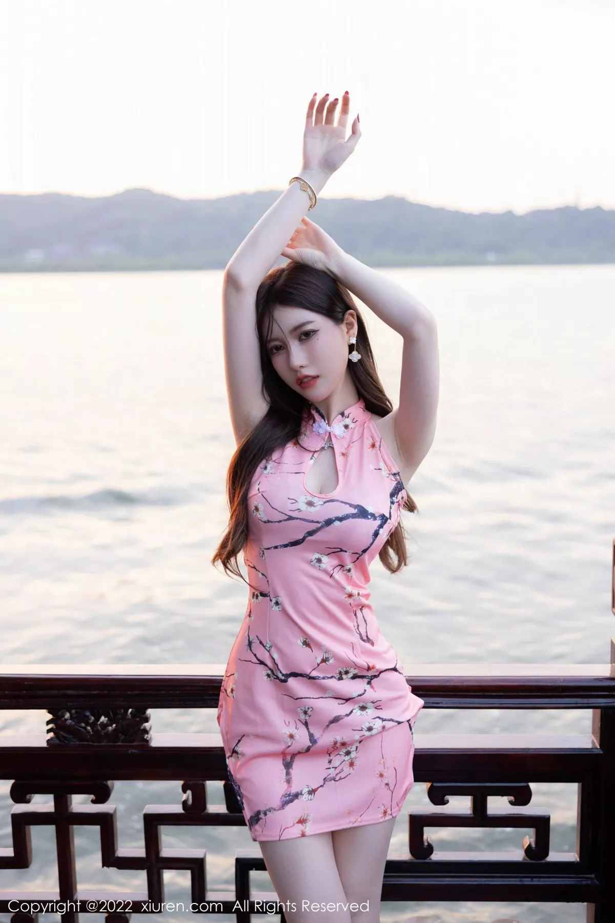 秀人集.com_[XiuRen秀人网]No.5515_模特美桃酱海南心愿旅拍性感粉色旗袍配超薄白丝勾魂诱惑写真73P