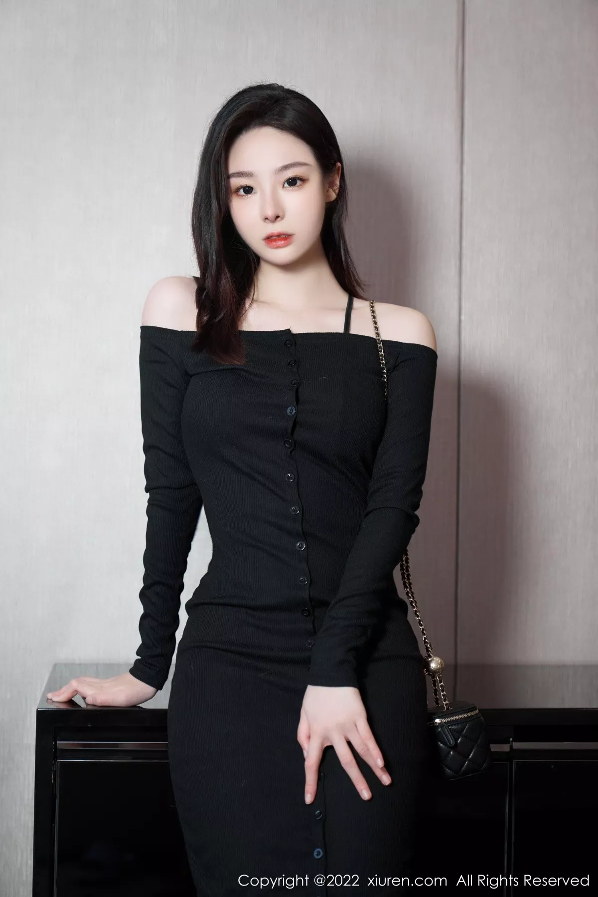 秀人集.com_[XiuRen秀人网]No.5529_模特是小逗逗心愿旅拍脱黑色露肩连衣长裙露蕾丝内衣诱惑写真92P