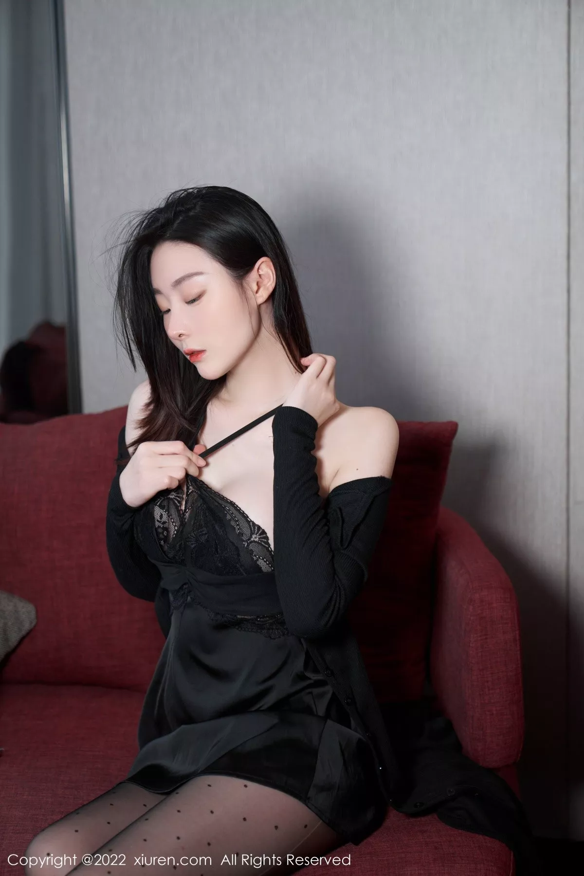 秀人集.com_[XiuRen秀人网]No.5529_模特是小逗逗心愿旅拍脱黑色露肩连衣长裙露蕾丝内衣诱惑写真92P