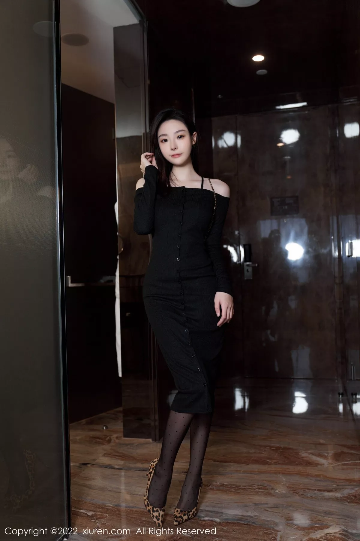 秀人集.com_[XiuRen秀人网]No.5529_模特是小逗逗心愿旅拍脱黑色露肩连衣长裙露蕾丝内衣诱惑写真92P