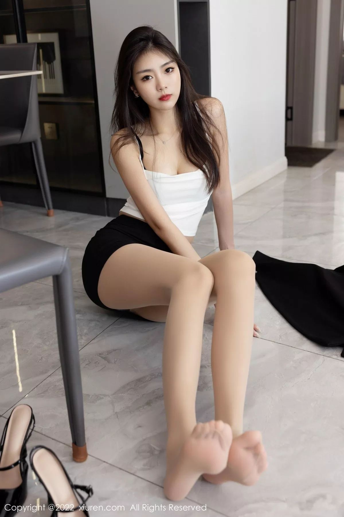 秀人集.com_[XiuRen秀人网]No.5530_模特可乐Vicky性感白T配黑短裙露超薄肉丝秀翘臀美腿诱惑写真63P