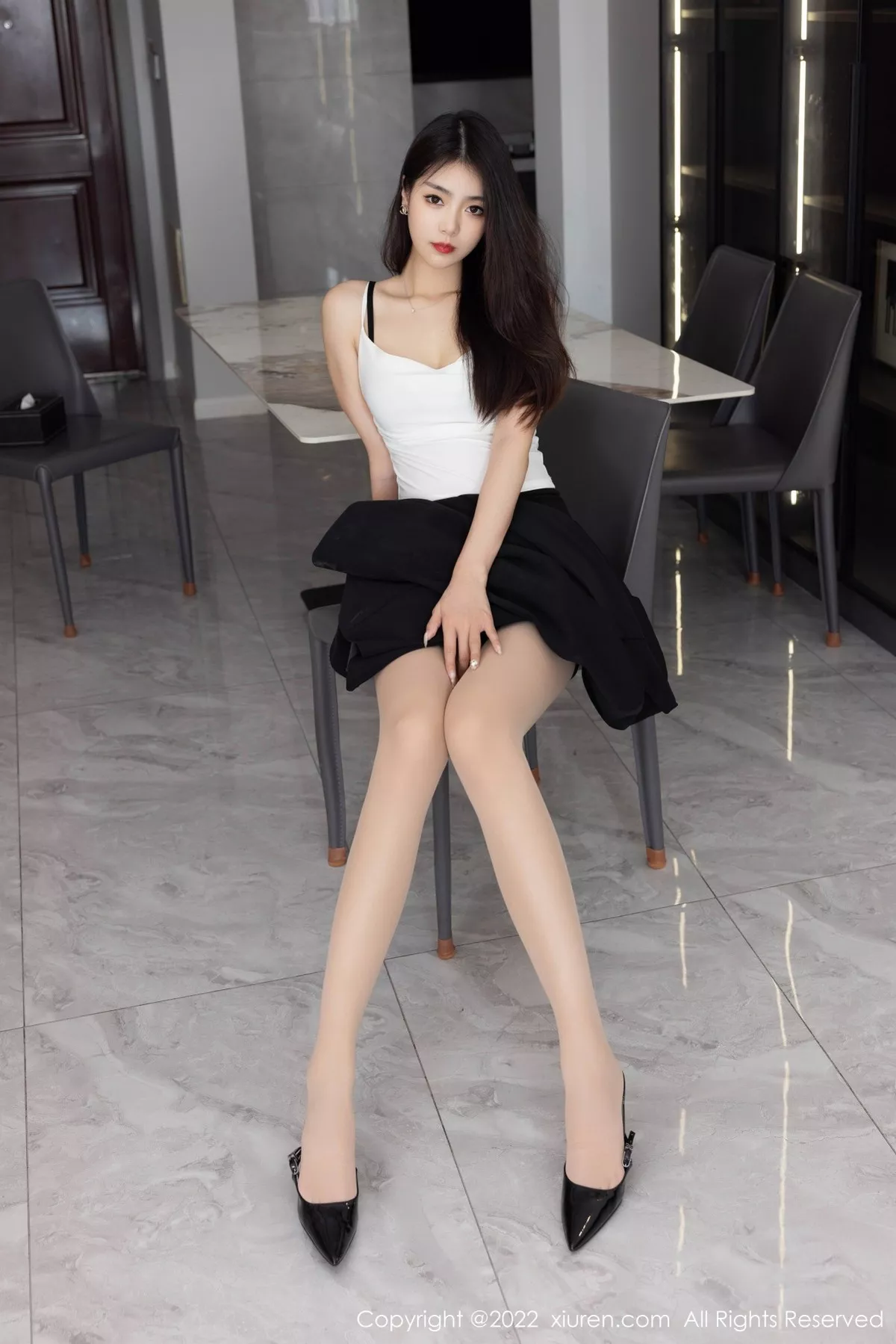 秀人集.com_[XiuRen秀人网]No.5530_模特可乐Vicky性感白T配黑短裙露超薄肉丝秀翘臀美腿诱惑写真63P