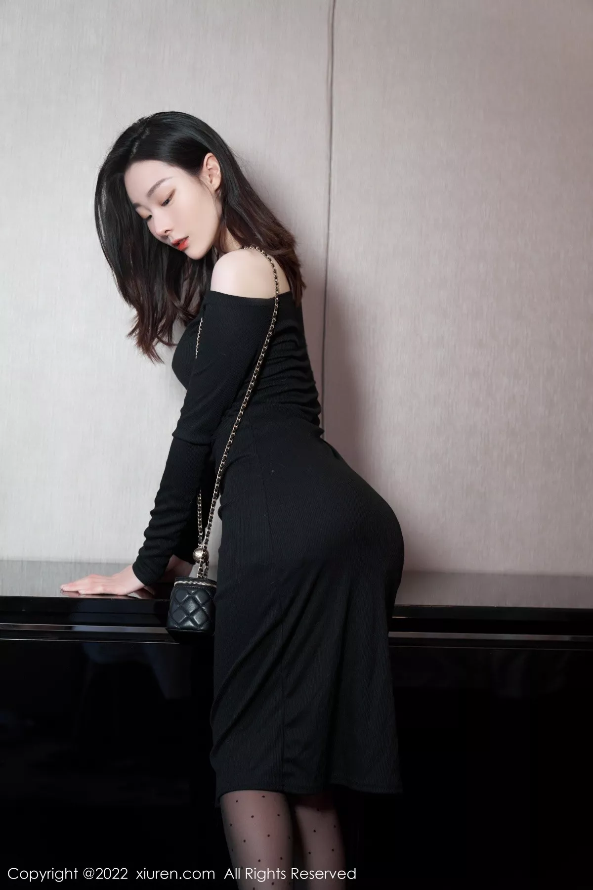 秀人集.com_[XiuRen秀人网]No.5529_模特是小逗逗心愿旅拍脱黑色露肩连衣长裙露蕾丝内衣诱惑写真92P