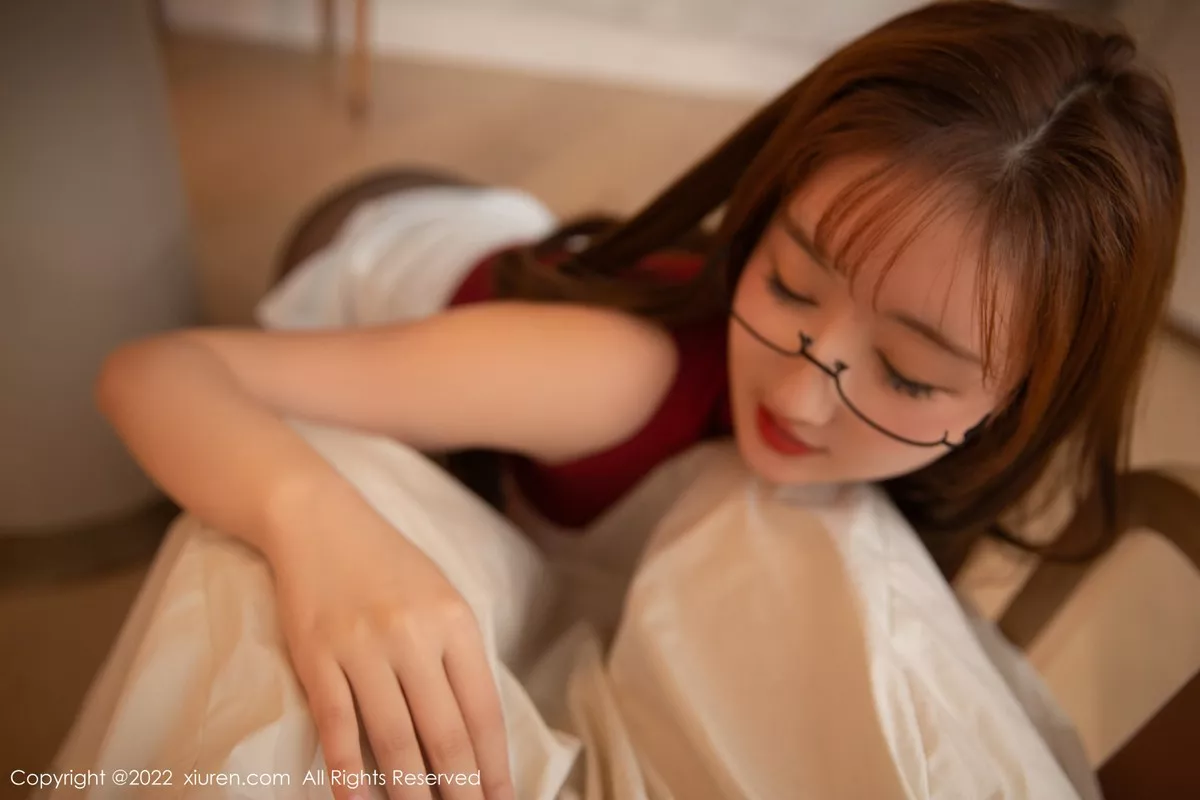 秀人集.com_[XiuRen秀人网]No.5528_模特江真真性感红色收身衣配白短裙露无内黑丝秀翘臀诱惑写真82P