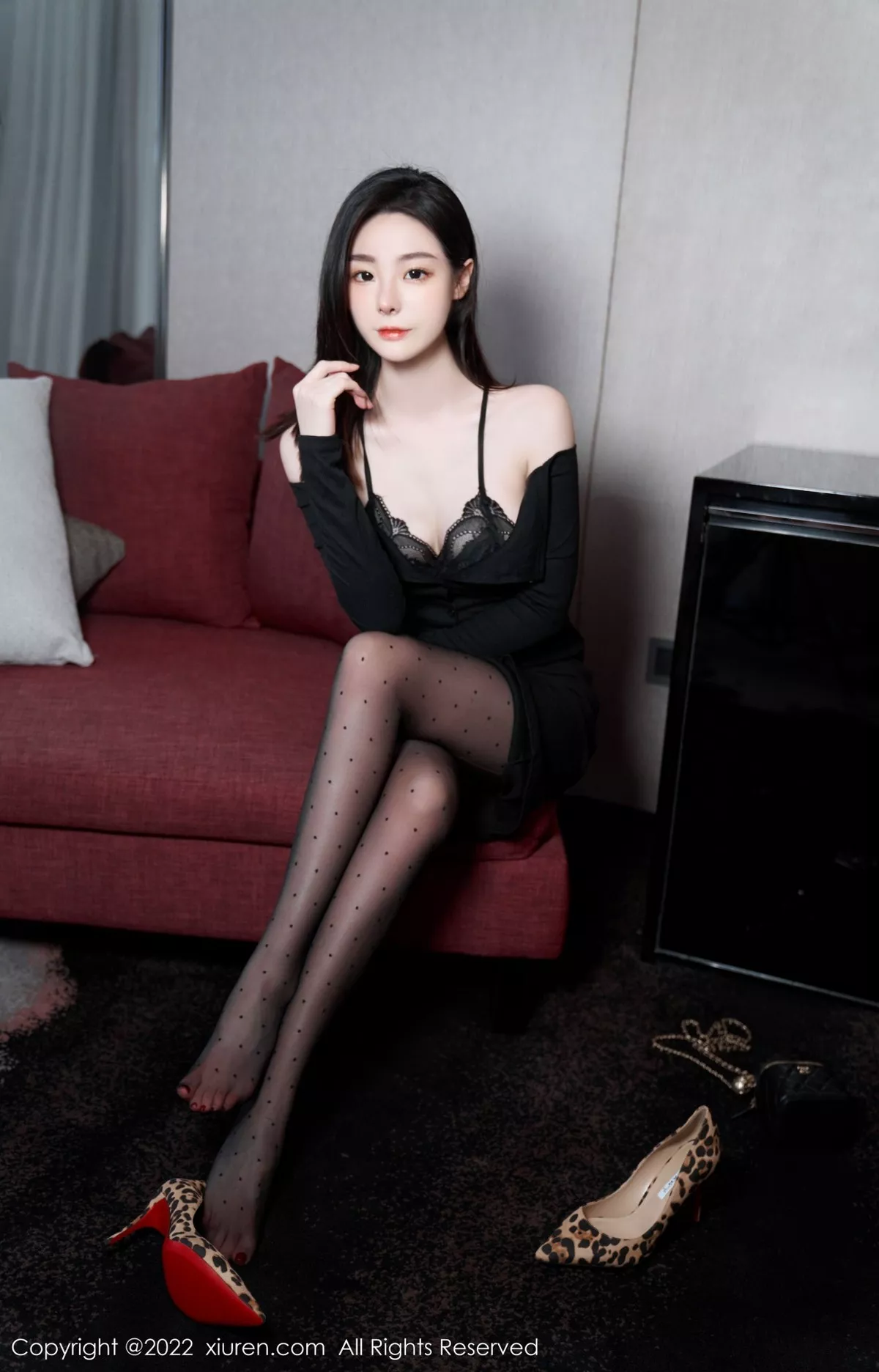 秀人集.com_[XiuRen秀人网]No.5529_模特是小逗逗心愿旅拍脱黑色露肩连衣长裙露蕾丝内衣诱惑写真92P