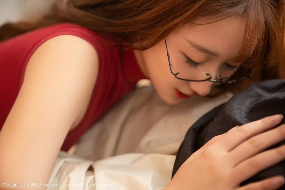 秀人集.com_[XiuRen秀人网]No.5528_模特江真真性感红色收身衣配白短裙露无内黑丝秀翘臀诱惑写真82P