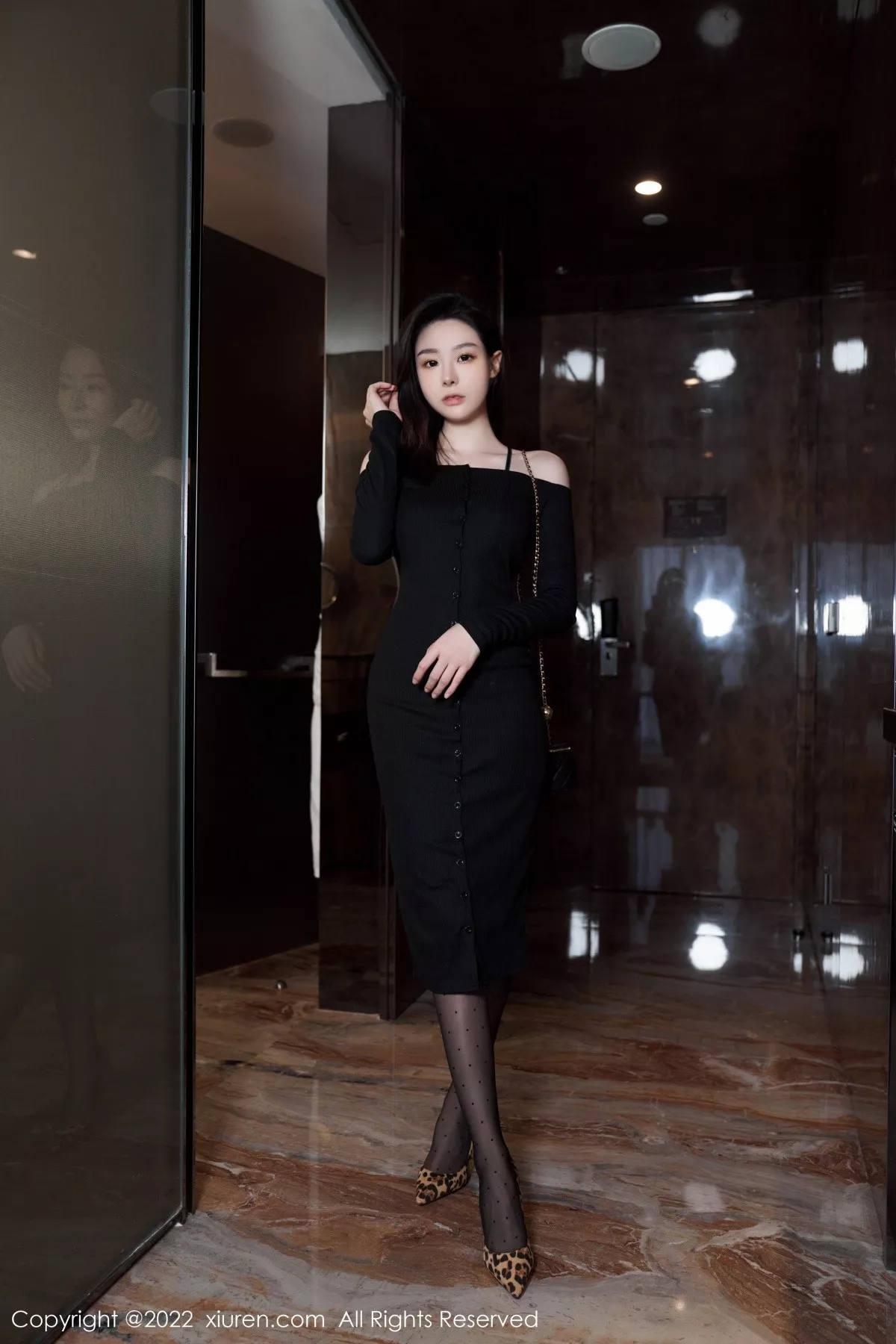 秀人集.com_[XiuRen秀人网]No.5529_模特是小逗逗心愿旅拍脱黑色露肩连衣长裙露蕾丝内衣诱惑写真92P