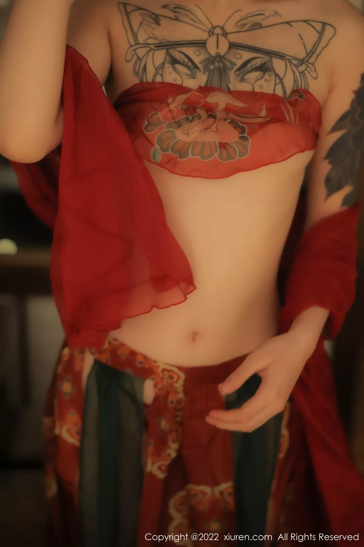 秀人集.com_[XiuRen秀人网]No.5527_模特奶瓶大理旅拍私房性感红色轻透古装服秀完美身材诱惑写真78P