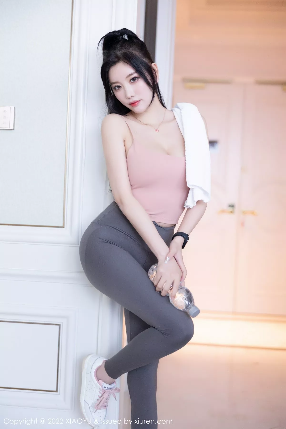 秀人集.com_[XiaoYu画语界]Vol.856_女神杨晨晨Yome心愿旅拍浅粉色吊带配深灰运动裤撩人诱惑写真91P