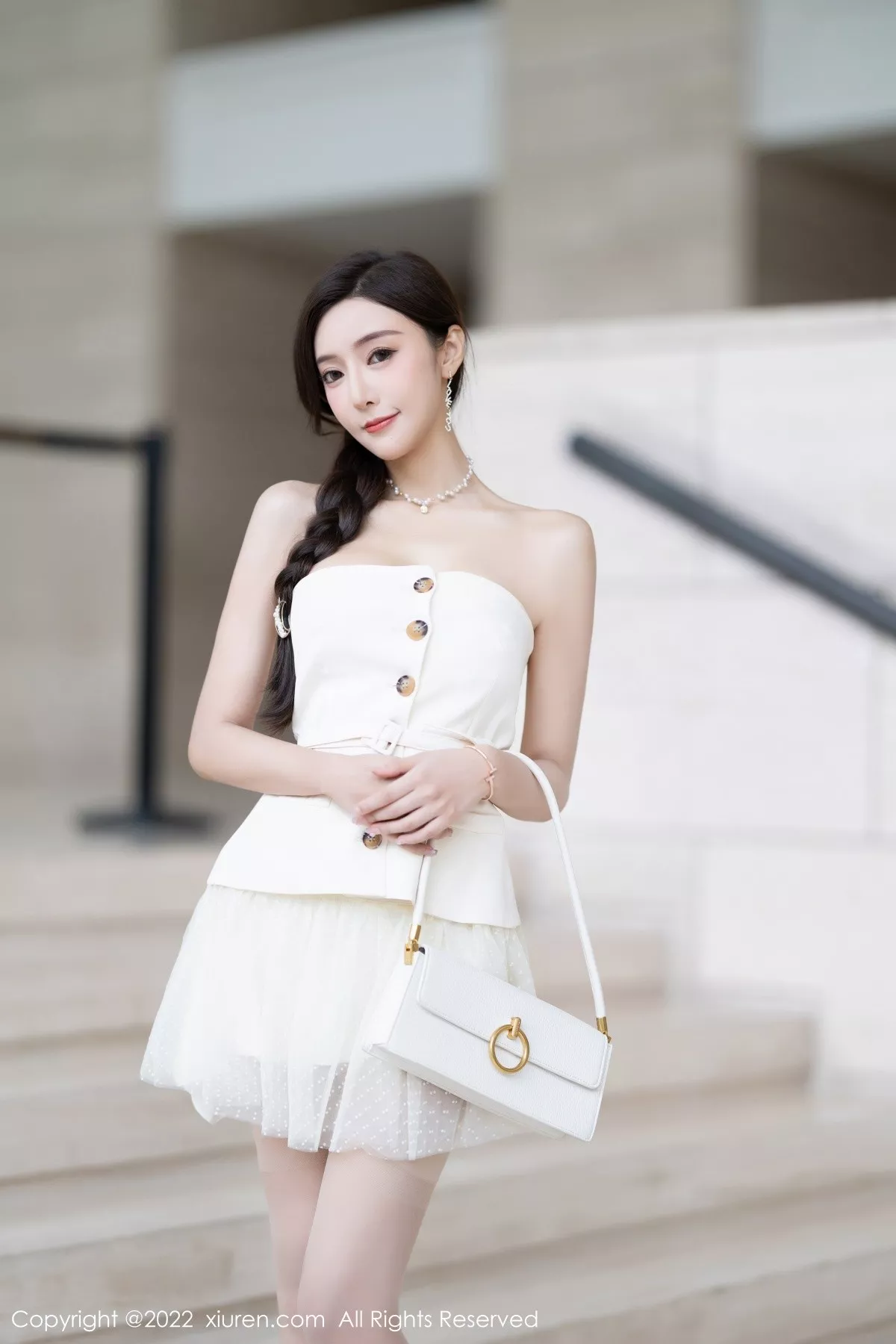 秀人集.com_[XiuRen秀人网]No.5539_女神王馨瑶yanni白色露肩服饰+珍珠色睡裙配蕾丝吊袜诱惑写真78P