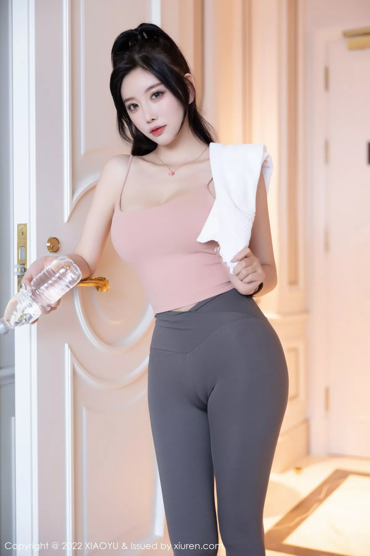 秀人集.com_[XiaoYu画语界]Vol.856_女神杨晨晨Yome心愿旅拍浅粉色吊带配深灰运动裤撩人诱惑写真91P