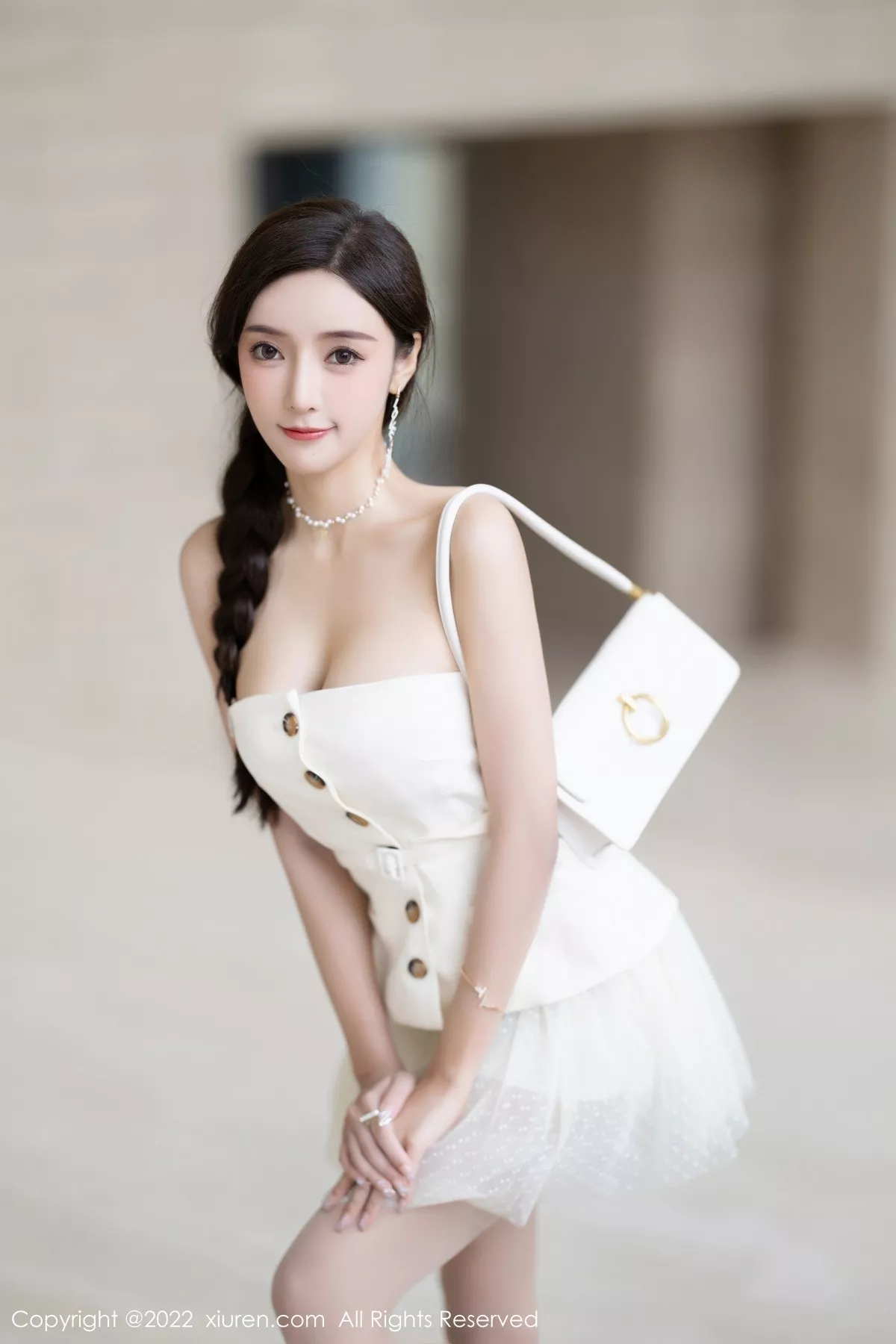 秀人集.com_[XiuRen秀人网]No.5539_女神王馨瑶yanni白色露肩服饰+珍珠色睡裙配蕾丝吊袜诱惑写真78P