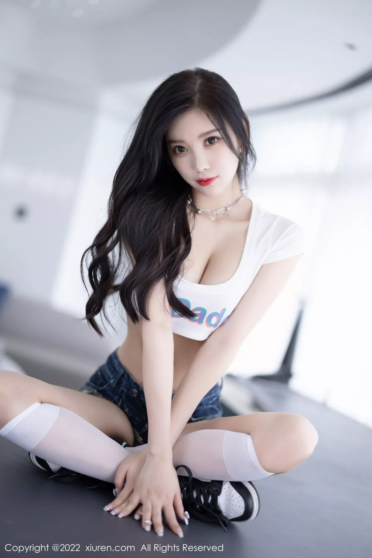 秀人集.com_[XiuRen秀人网]No.5551_女神杨晨晨Yome白色半截上衣配牛仔超短裤秀丰腴身材诱惑写真72P