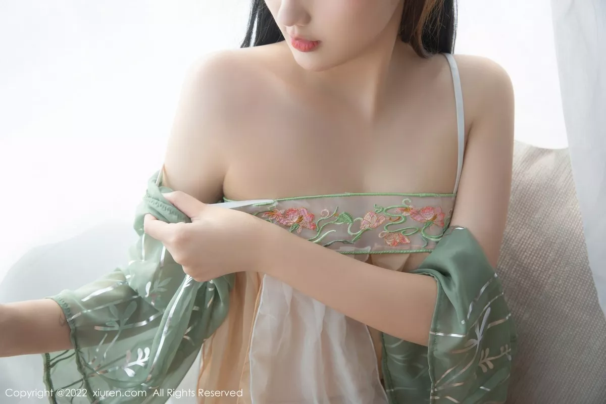 秀人集.com_[XiuRen秀人网]No.5556_模特江真真中秋主题白色轻透古装服饰配超薄无内肉丝诱惑写真70P