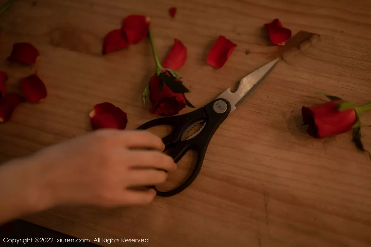 秀人集.com_[XiuRen秀人网]No.5552_模特婠婠么私房性感黑色露肩连衣裙配超薄黑丝秀曼妙身材写真74P