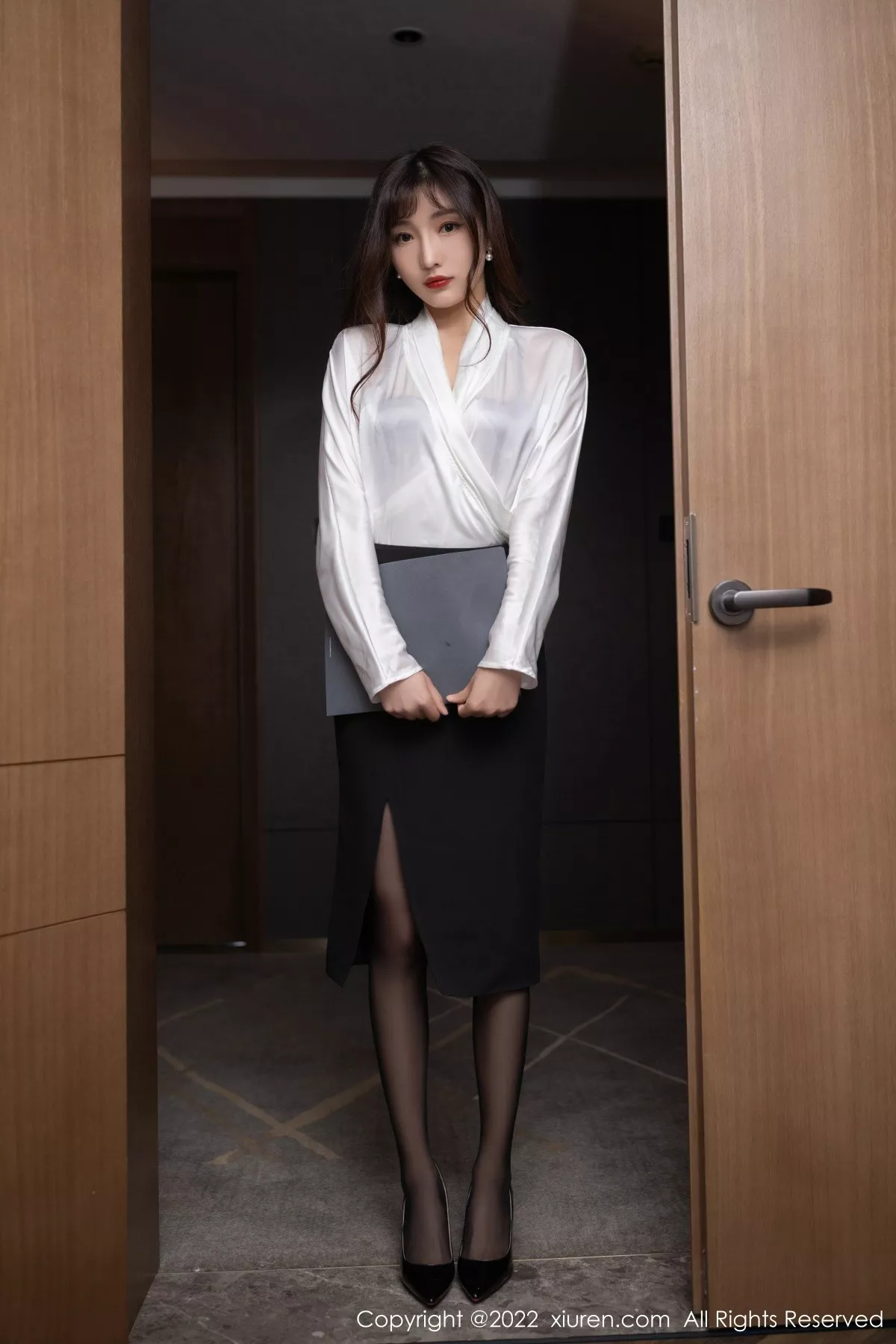 秀人集.com_[XiuRen秀人网]No.5564_模特陆萱萱性感白T配短裙半脱露紫色蕾丝内衣超薄黑丝诱惑写真80P