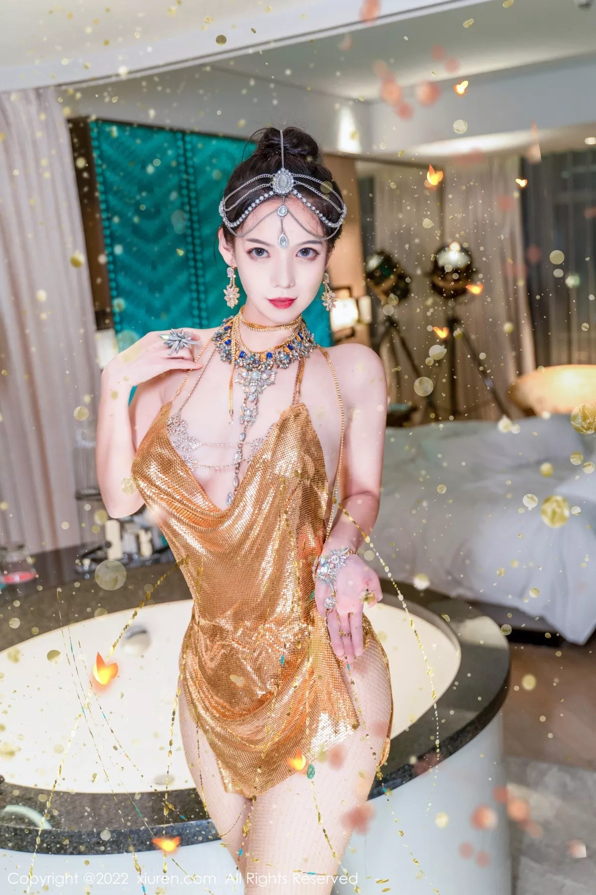 秀人集.com_[XiuRen秀人网]No.5559_模特大美妞儿黄金甲主题性感情趣吊带真空秀豪乳翘臀诱惑写真62P