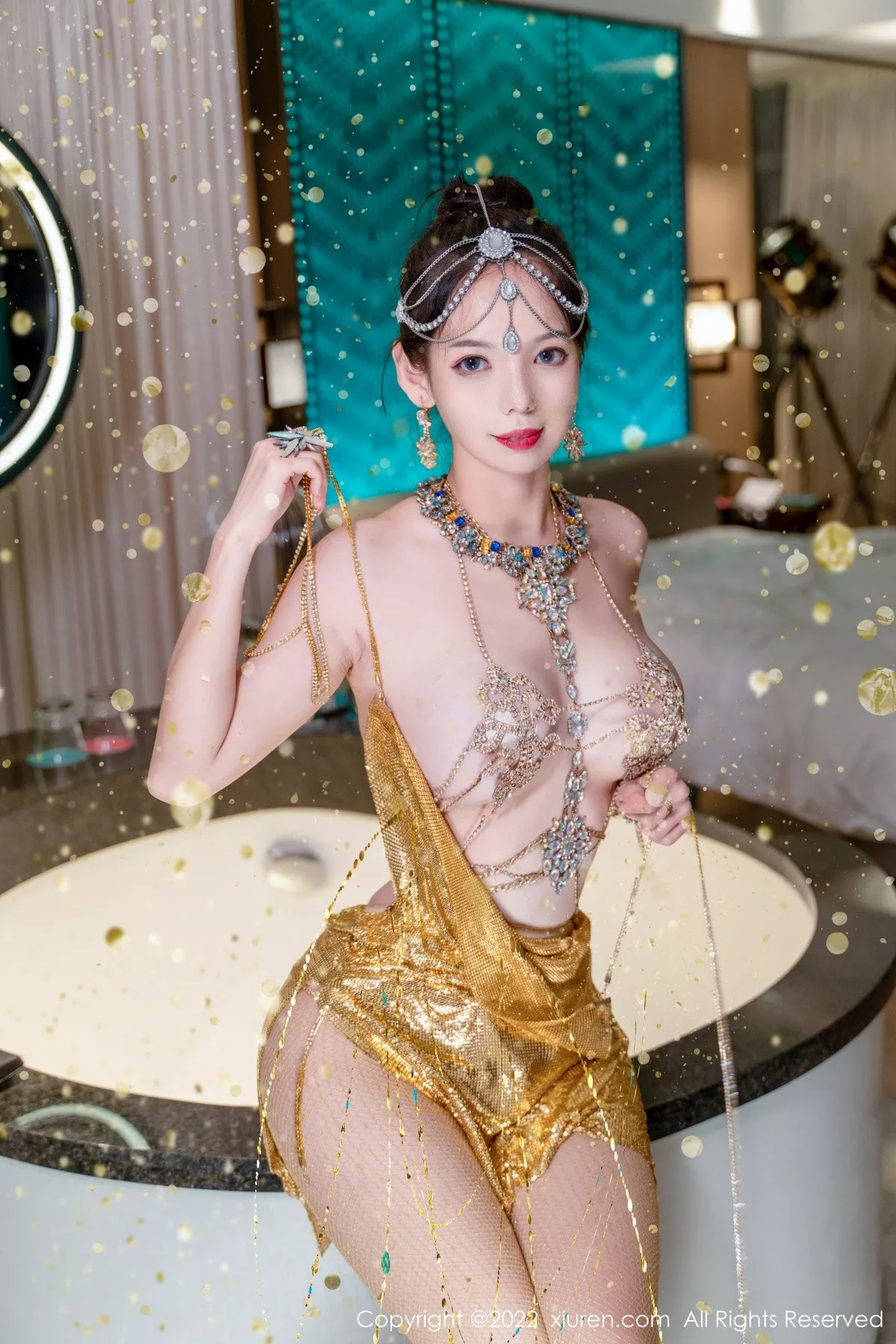 秀人集.com_[XiuRen秀人网]No.5559_模特大美妞儿黄金甲主题性感情趣吊带真空秀豪乳翘臀诱惑写真62P