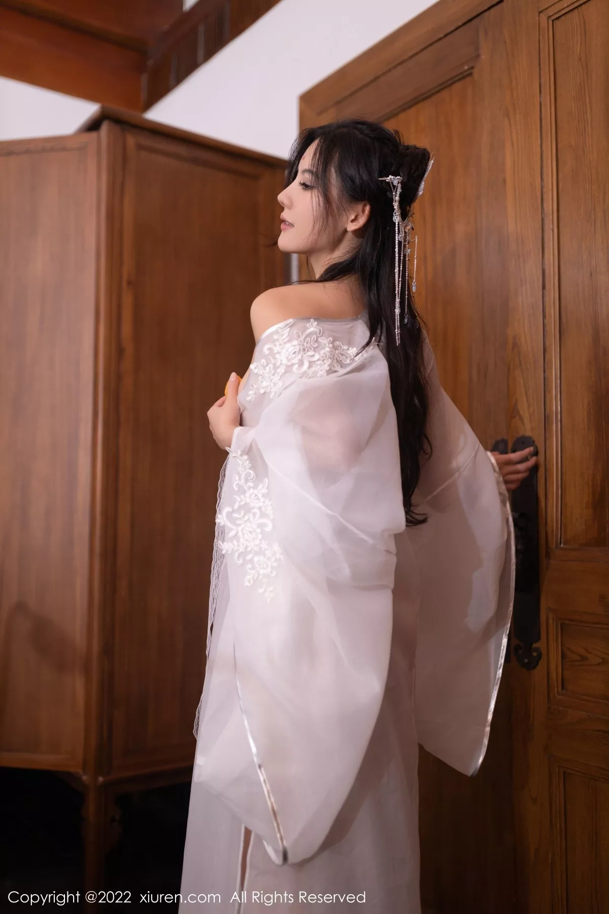 秀人集.com_[XiuRen秀人网]No.5573_模特就是阿朱啊嫦娥装扮中秋主题白色服饰秀曼妙身姿诱惑写真85P