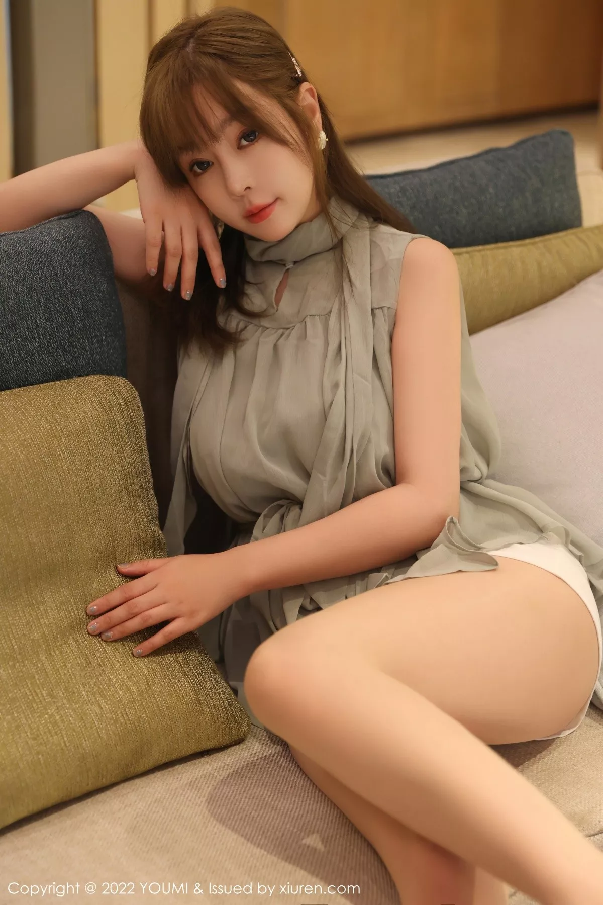 秀人集.com_[YouMi尤蜜荟]Vol.841_女神王雨纯性感灰色上衣配白短裙半脱露性感蕾丝内衣诱惑写真71P