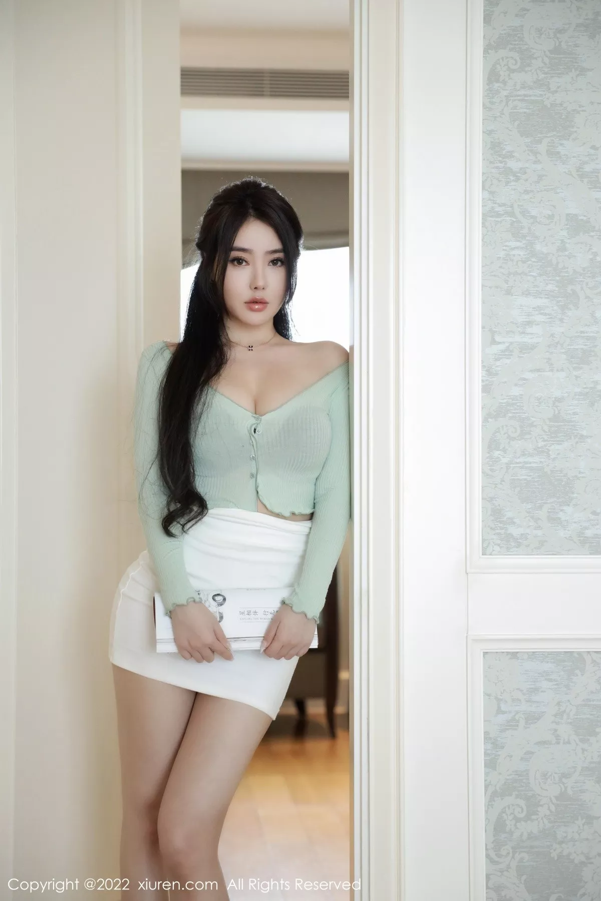 秀人集.com_[XiuRen秀人网]No.5566_女神Manuela玛鲁娜淡绿灰色上衣配白短裙秀浑圆翘臀诱惑写真65P