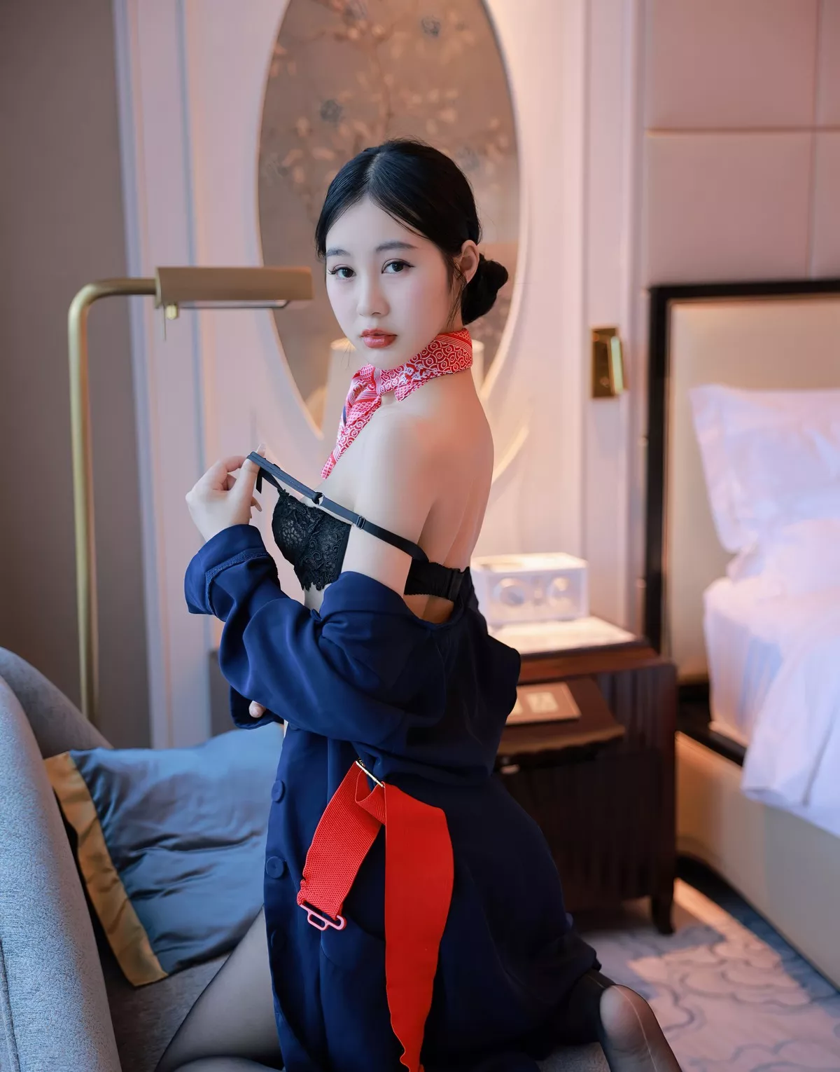 秀人集.com_[XiuRen秀人网]No.5579_模特谢晚晚澳门旅拍深蓝色空姐制服半脱露蕾丝内衣诱惑写真61P