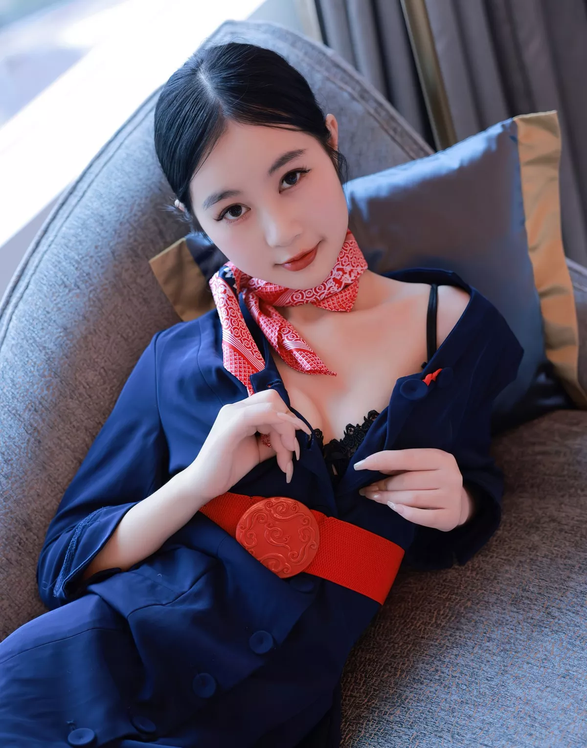 秀人集.com_[XiuRen秀人网]No.5579_模特谢晚晚澳门旅拍深蓝色空姐制服半脱露蕾丝内衣诱惑写真61P