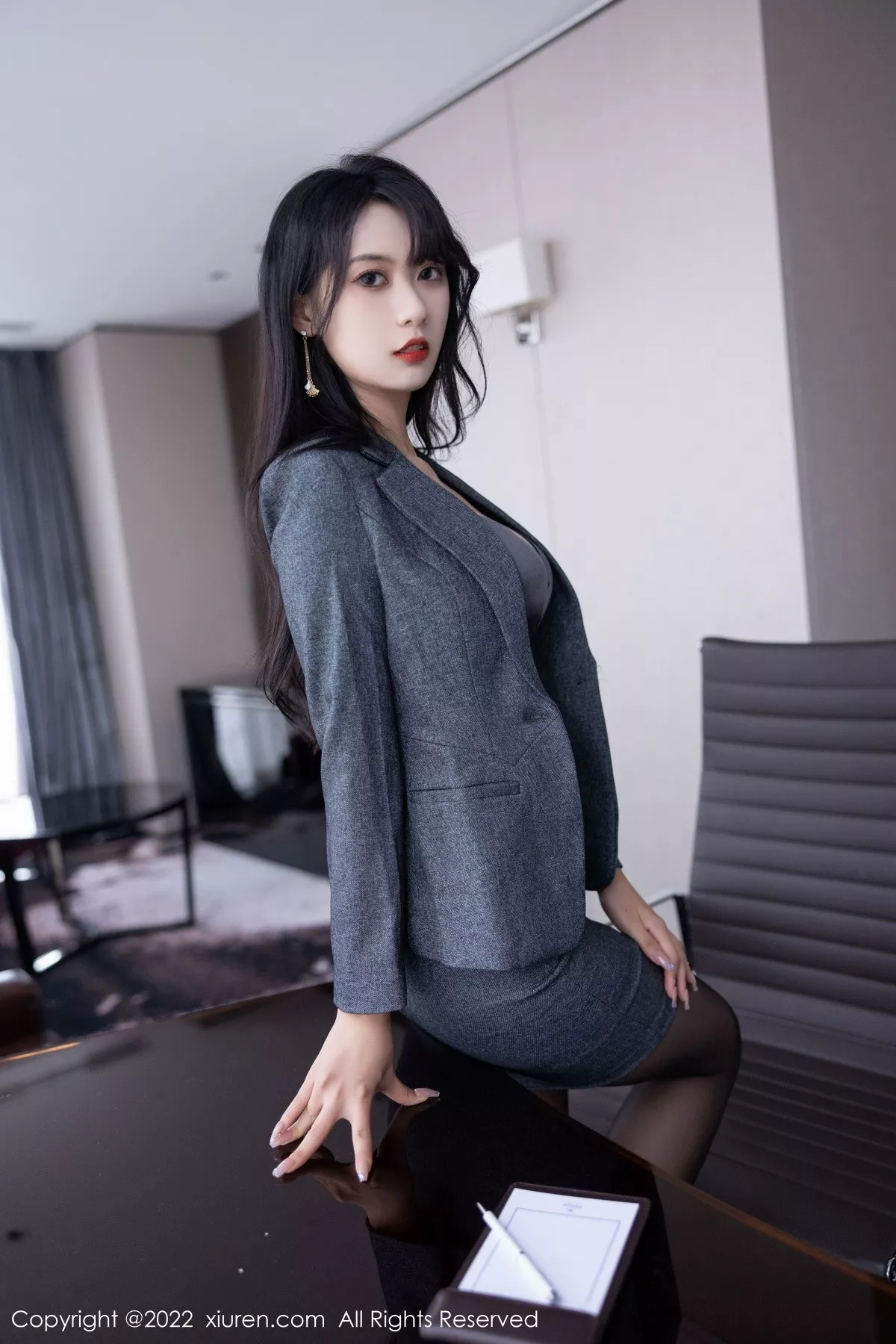 秀人集.com_[XiuRen秀人网]No.5575_新人模特林子遥灰色Ol制服装露性感内衣超薄黑丝撩人诱惑写真86P