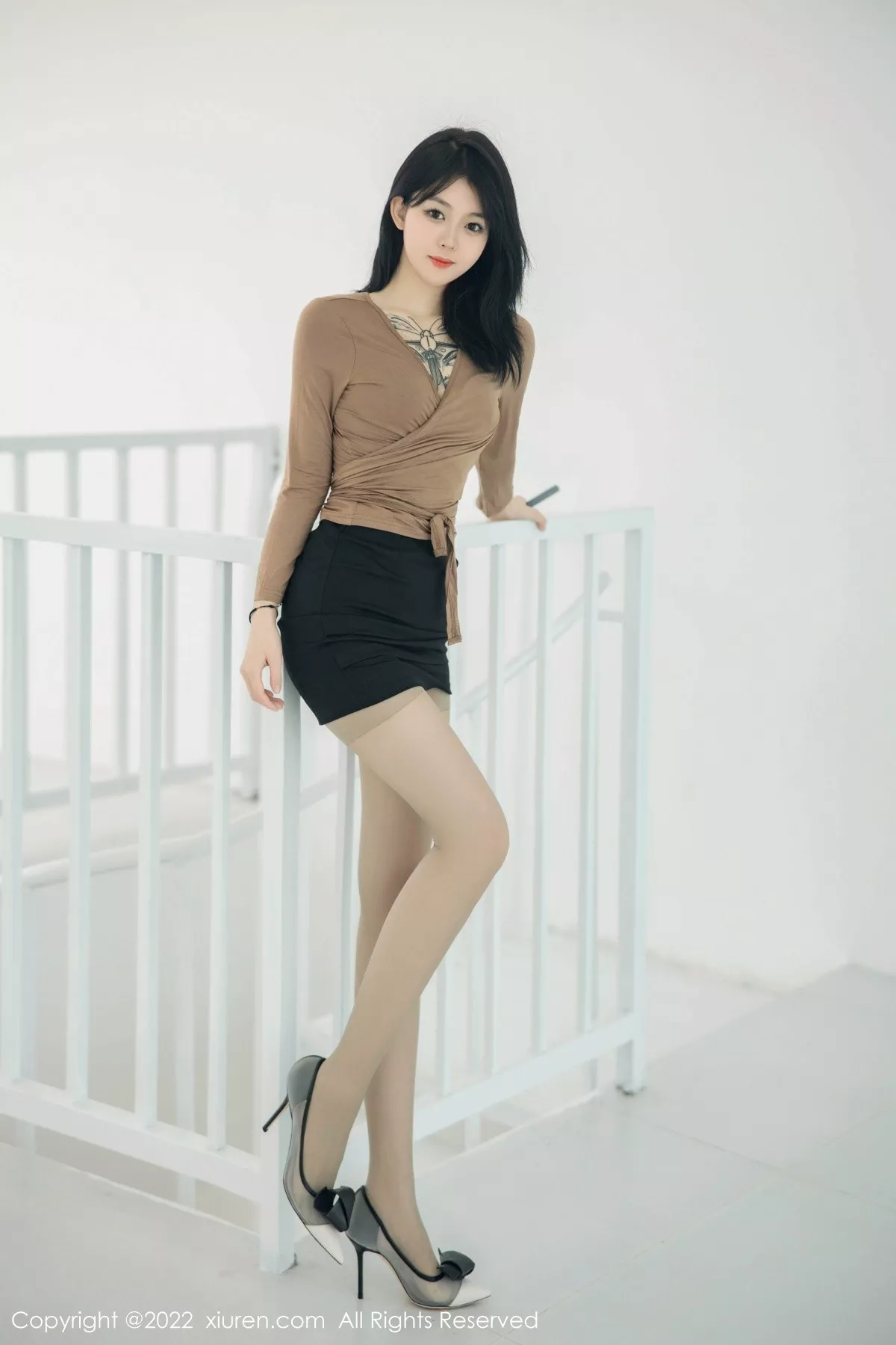 秀人集.com_[XiuRen秀人网]No.5587_模特奶瓶大理旅拍杏色衣配黑短裙露浅色内衣杏色丝袜诱惑写真100P