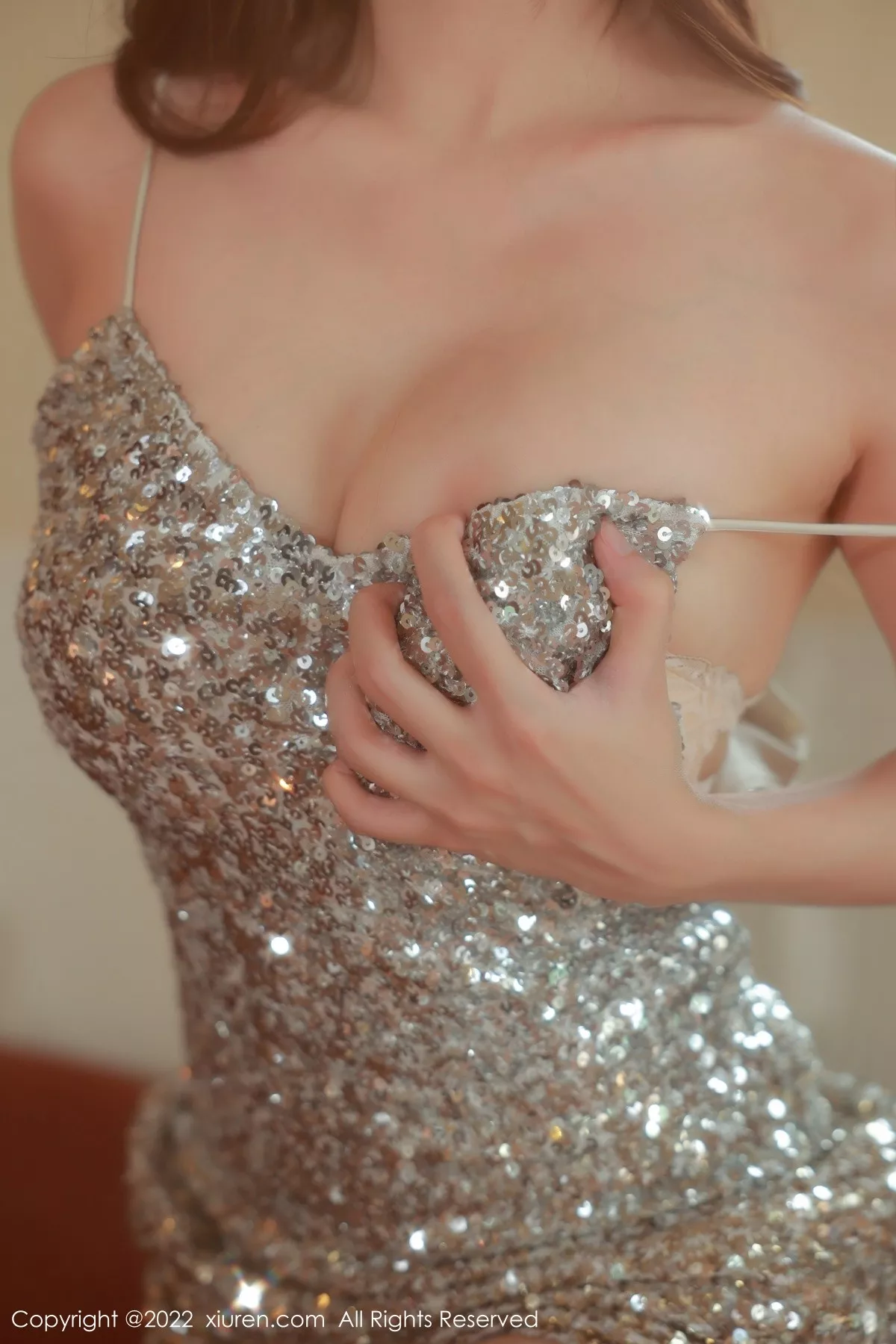 秀人集.com_[XiuRen秀人网]No.5584_模特尹甜甜生日派对主题性感闪亮吊带连衣裙秀丰满身材诱惑写真63P