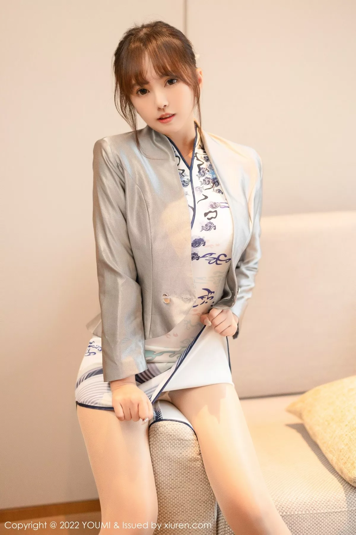 秀人集.com_[YouMi尤蜜荟]Vol.842_模特张思允Nice性感图案旗袍半脱露浅色带蓝丝内衣迷人诱惑写真80P