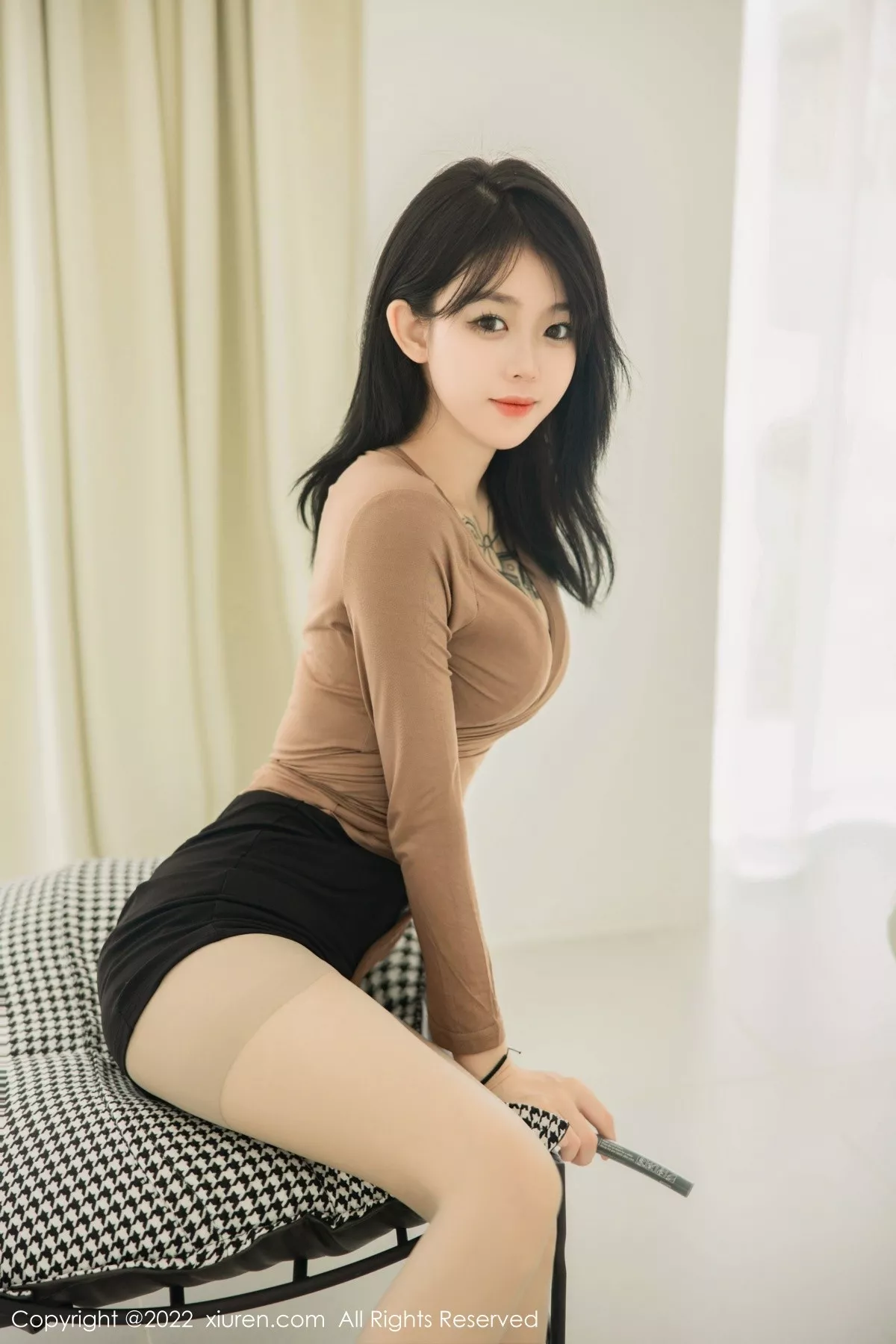 秀人集.com_[XiuRen秀人网]No.5587_模特奶瓶大理旅拍杏色衣配黑短裙露浅色内衣杏色丝袜诱惑写真100P