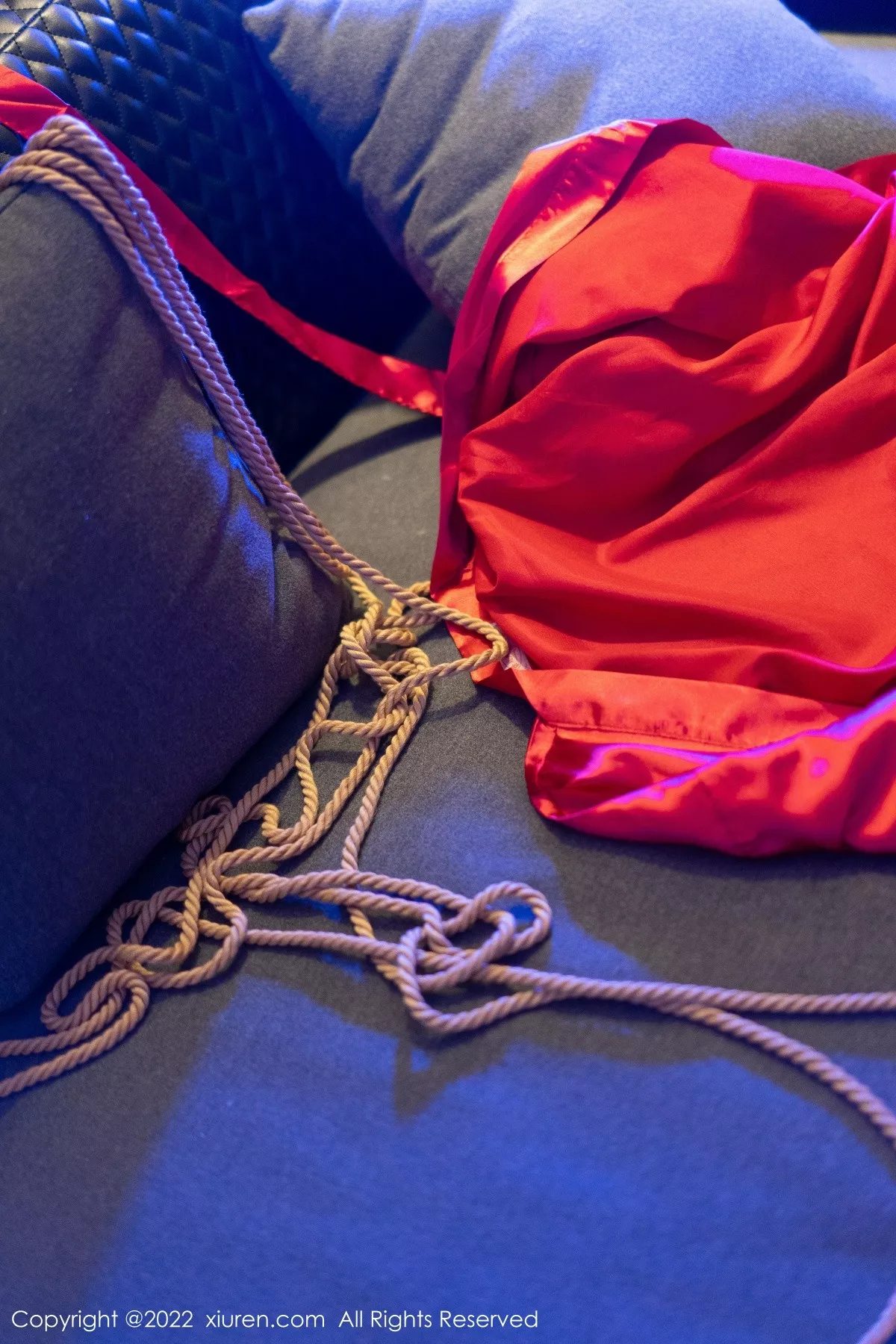 秀人集.com_[XiuRen秀人网]No.5586_模特laura阿姣性感红色睡裙露黑色情趣内衣配蕾丝吊袜诱惑写真76P