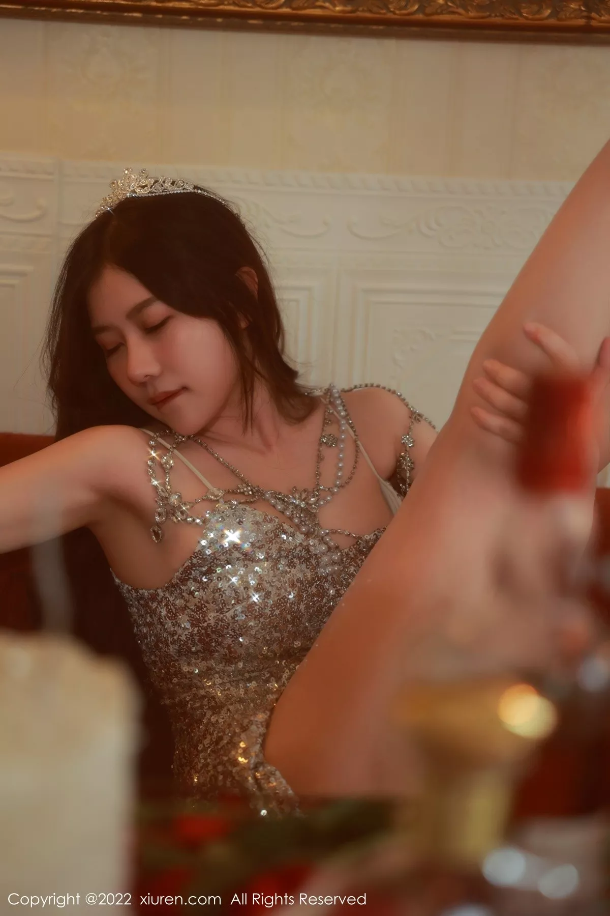 秀人集.com_[XiuRen秀人网]No.5584_模特尹甜甜生日派对主题性感闪亮吊带连衣裙秀丰满身材诱惑写真63P