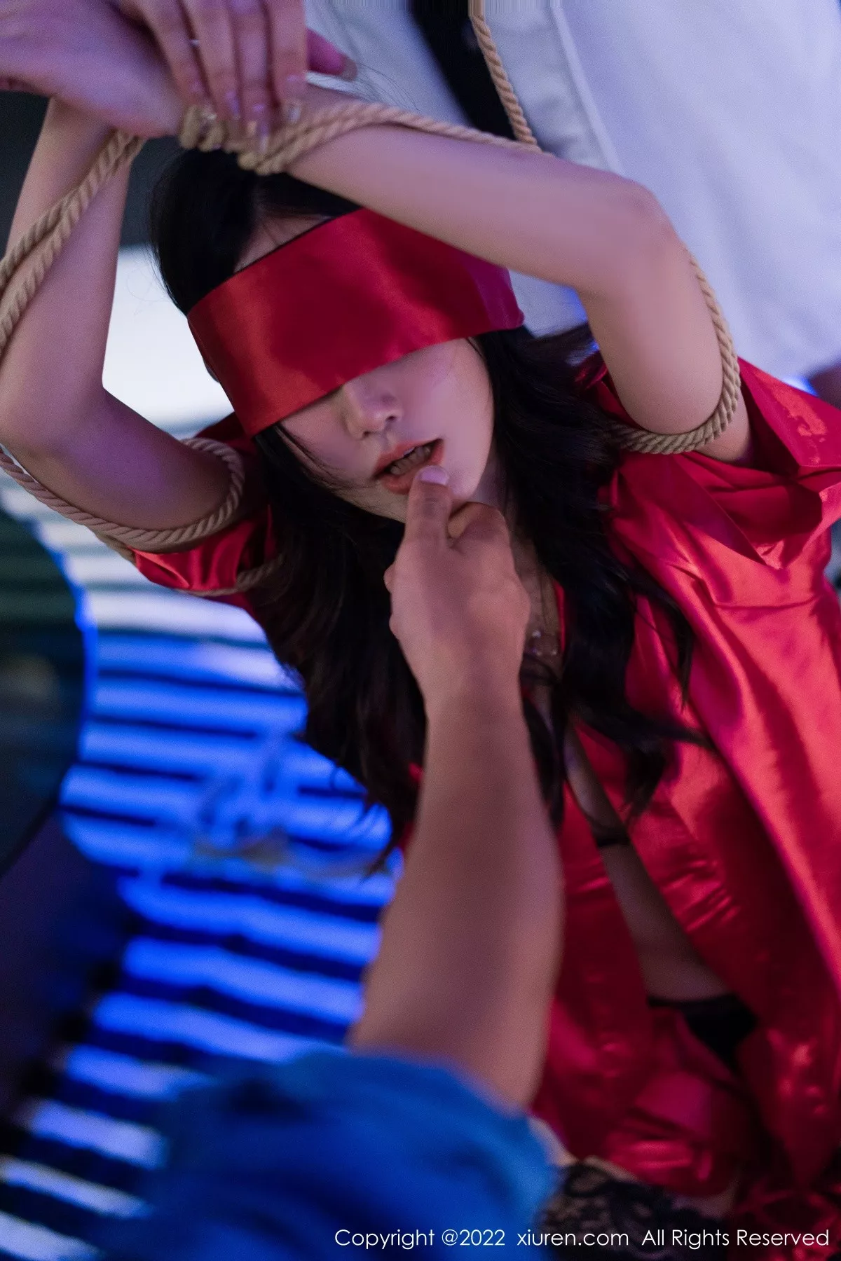 秀人集.com_[XiuRen秀人网]No.5586_模特laura阿姣性感红色睡裙露黑色情趣内衣配蕾丝吊袜诱惑写真76P