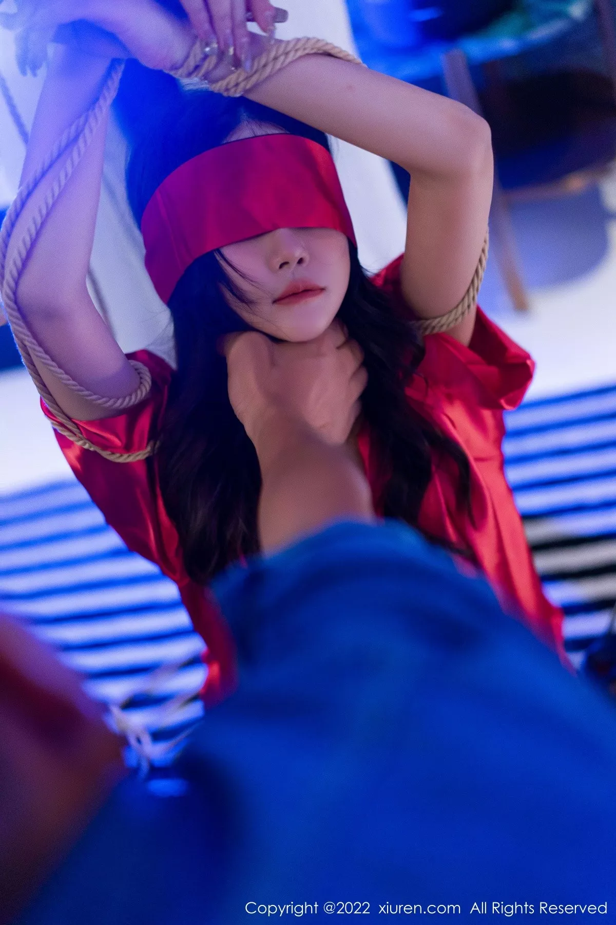 秀人集.com_[XiuRen秀人网]No.5586_模特laura阿姣性感红色睡裙露黑色情趣内衣配蕾丝吊袜诱惑写真76P