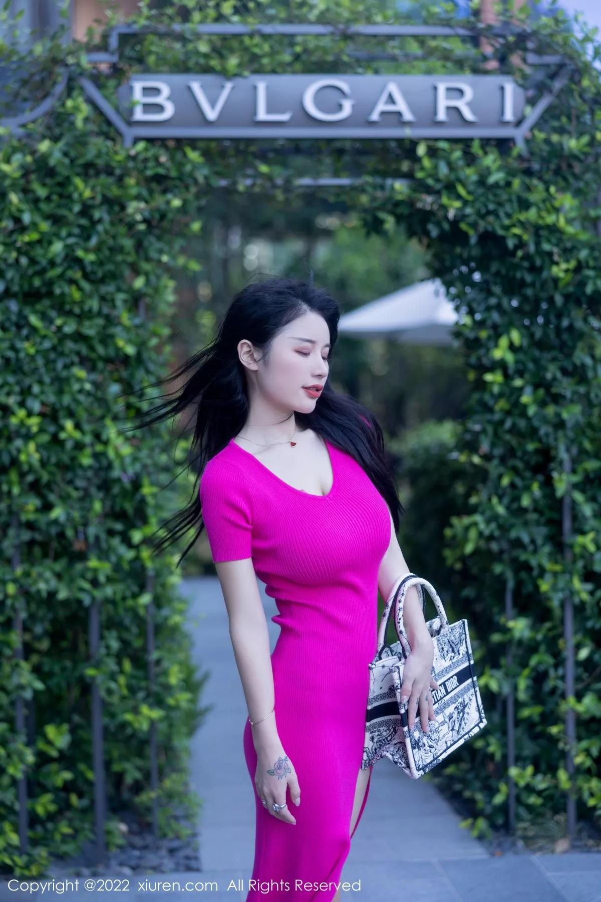 秀人集.com_[XiuRen秀人网]No.5582_模特美七Mia西双版纳旅拍性感粉红连衣长裙秀惹火身材诱惑写真81P