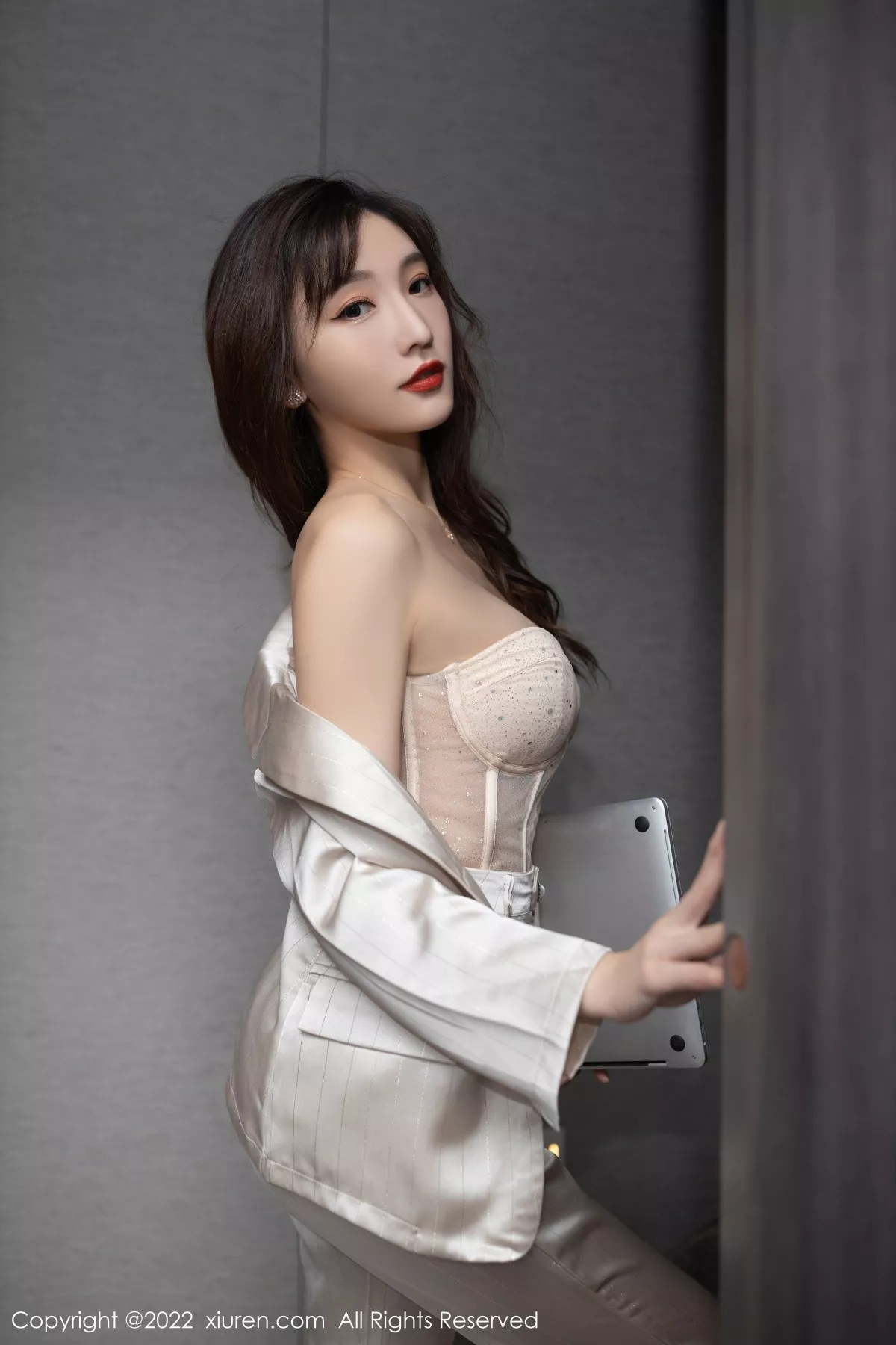 秀人集.com_[XiuRen秀人网]No.5594_模特陆萱萱私房脱淡金色职业套装露暖色薄纱内衣迷人诱惑写真78P