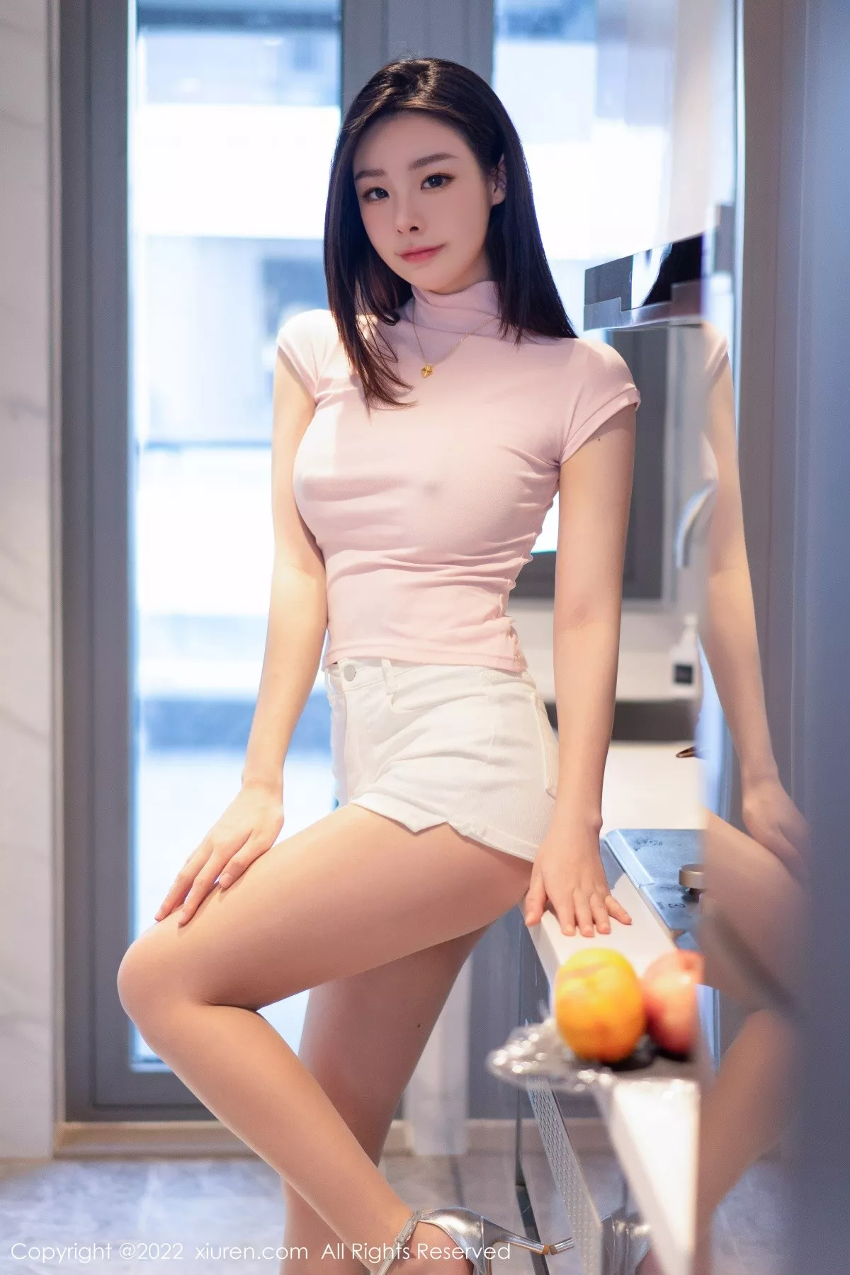 秀人集.com_[XiuRen秀人网]No.5593_模特是小逗逗粉色真空上衣配白短裤半脱露超薄无内肉丝诱惑写真77P