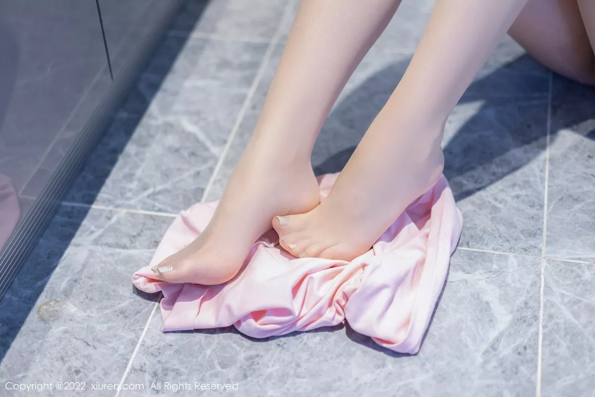 秀人集.com_[XiuRen秀人网]No.5593_模特是小逗逗粉色真空上衣配白短裤半脱露超薄无内肉丝诱惑写真77P