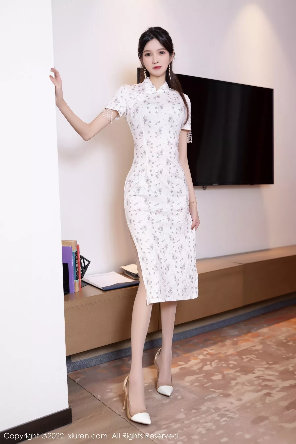 秀人集.com_[XiuRen秀人网]No.5592_模特程开心脱性感米色图案旗袍露灰色内衣配超薄肉丝诱惑写真76P