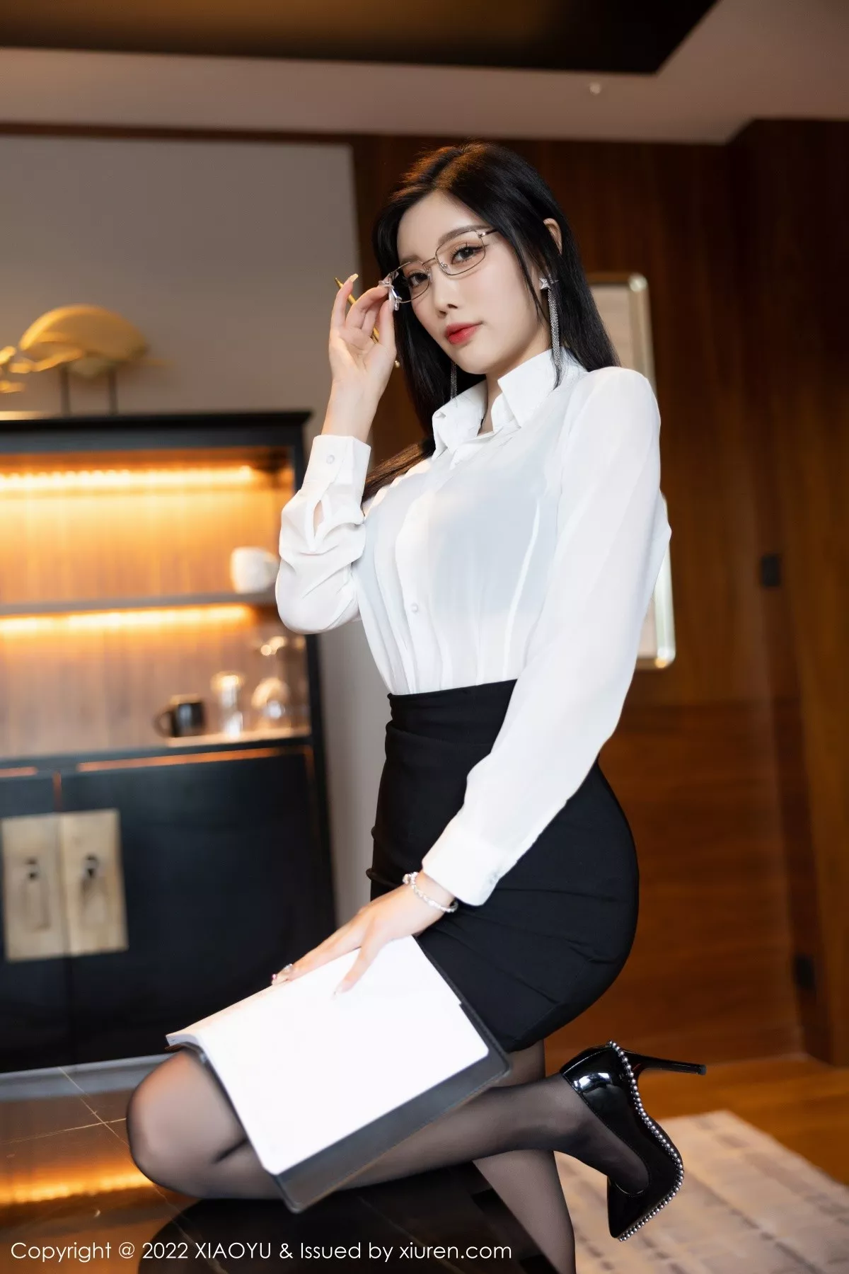 秀人集.com_[XiaoYu画语界]Vol.865_女神杨晨晨Yome杭州旅拍白T配黑短裙半脱露无内黑丝诱惑写真90P