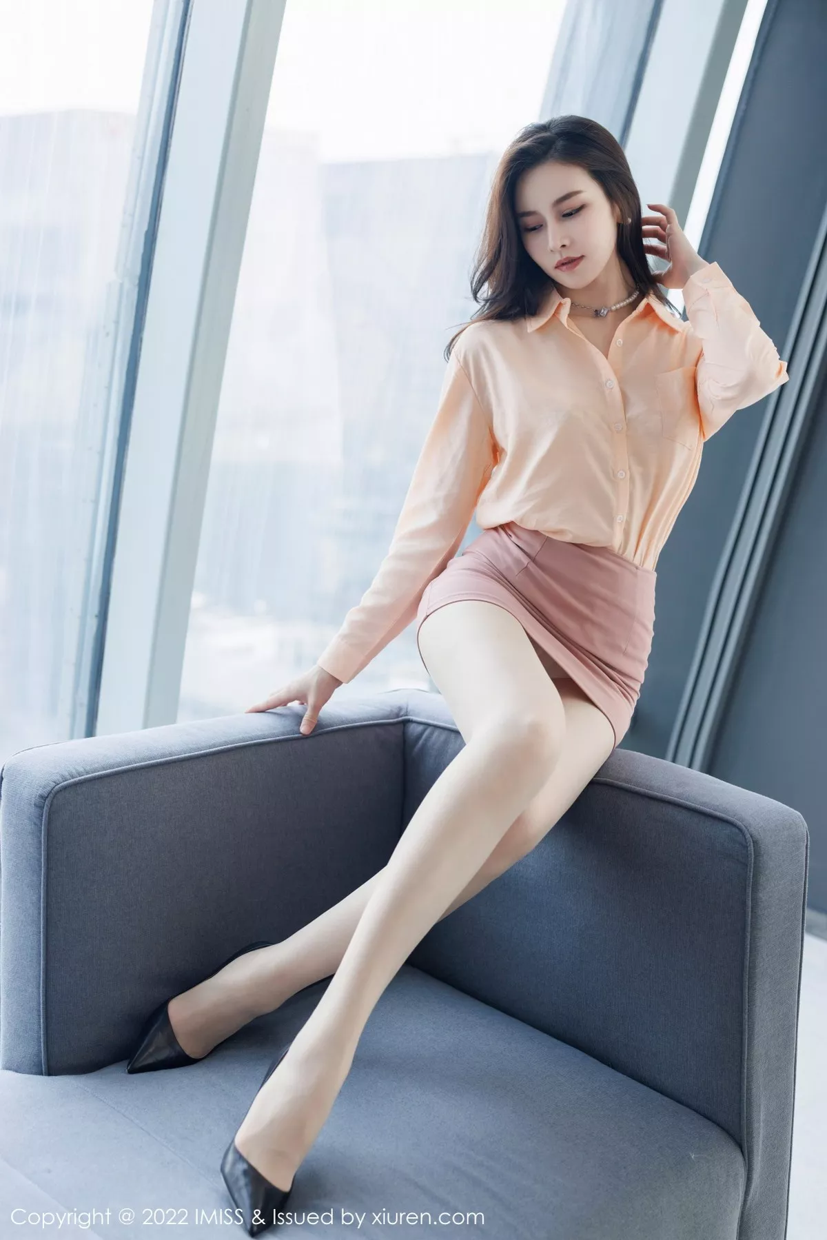 秀人集.com_[IMISS爱蜜社]Vol.694_气质美女Vanessa淡橙色上衣配短裙半脱露蕾丝内衣诱惑写真64P