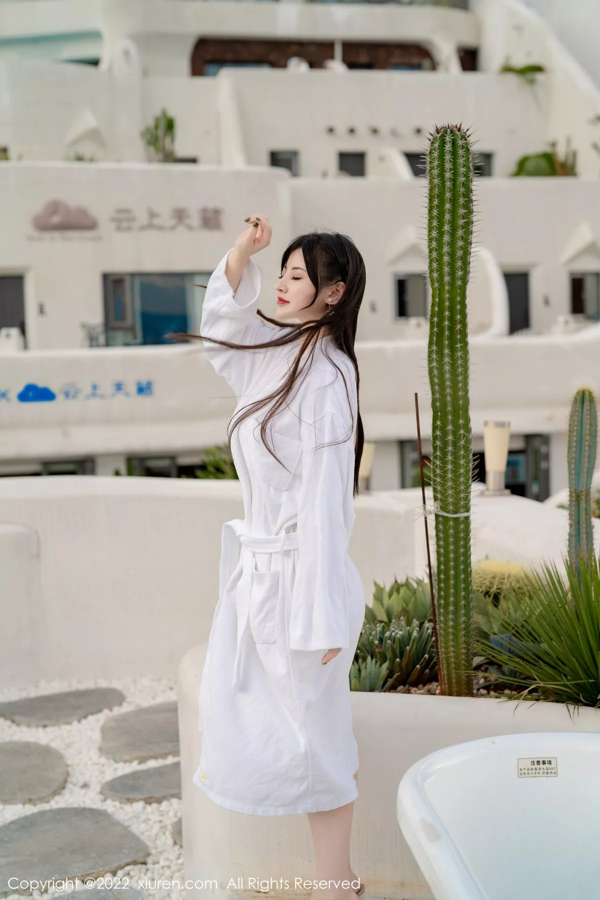 秀人集.com_[XiuRen秀人网]No.5476_模特诗诗kiki大理旅拍户外性感白色比基尼秀惹火身材诱惑写真55P