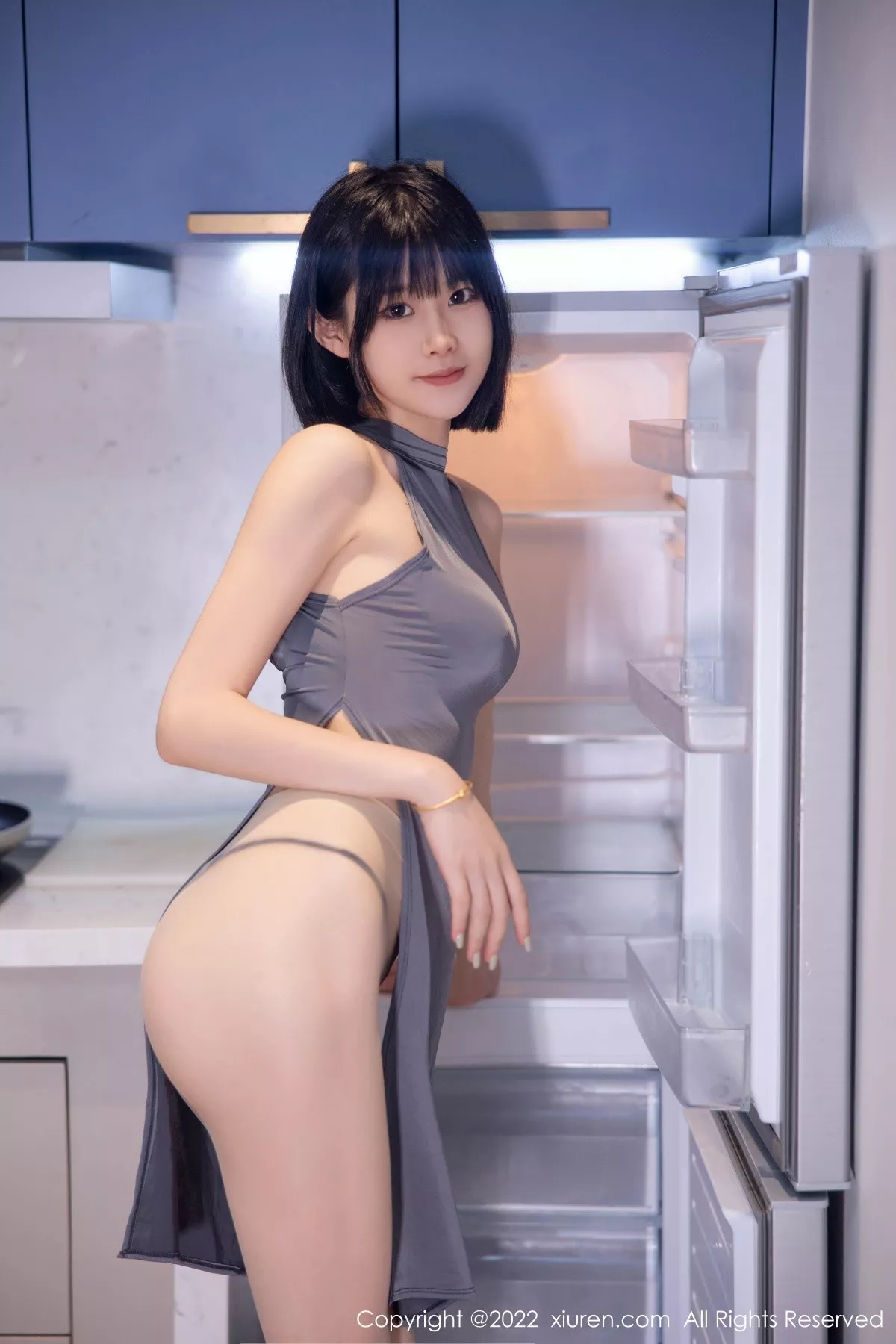 秀人集.com_[XiuRen秀人网]No.5482_模特77qiqi私房性感深灰色连衣服饰配超薄肉丝裤袜甜美迷人写真74P